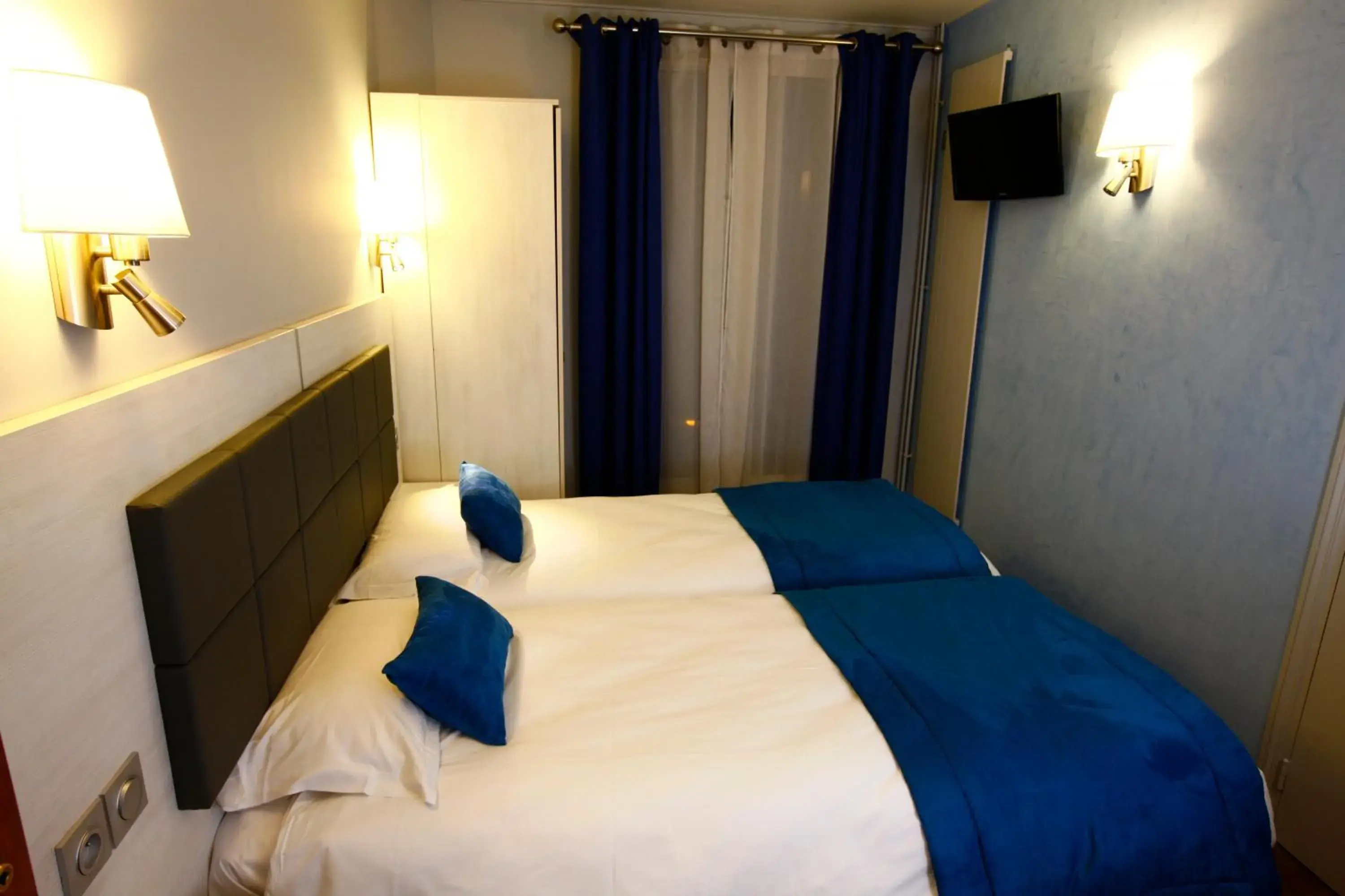 Bedroom, Bed in Hôtel Sunny Bedroom, Bed in Hôtel Sunny