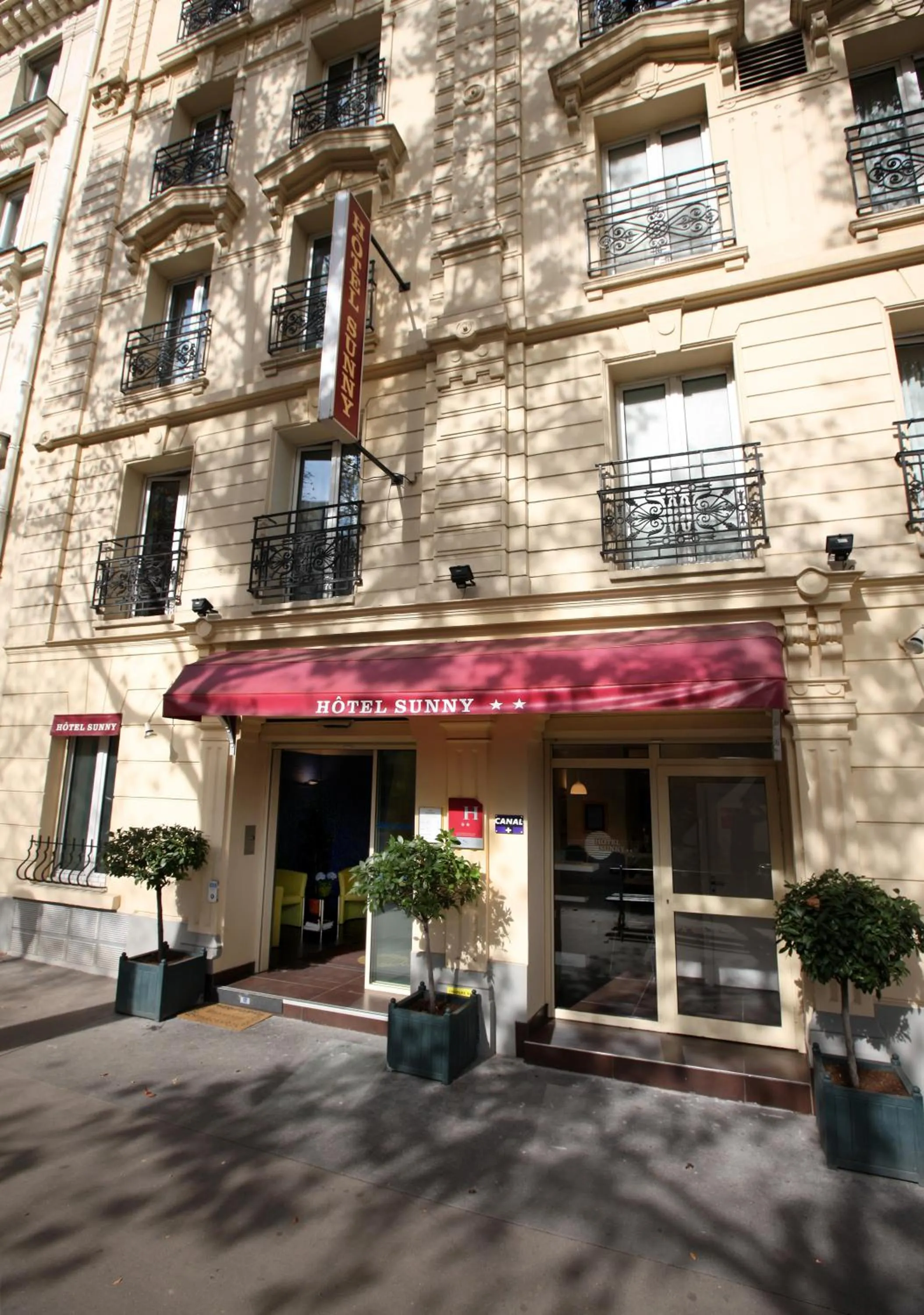 Facade/entrance in Hôtel Sunny