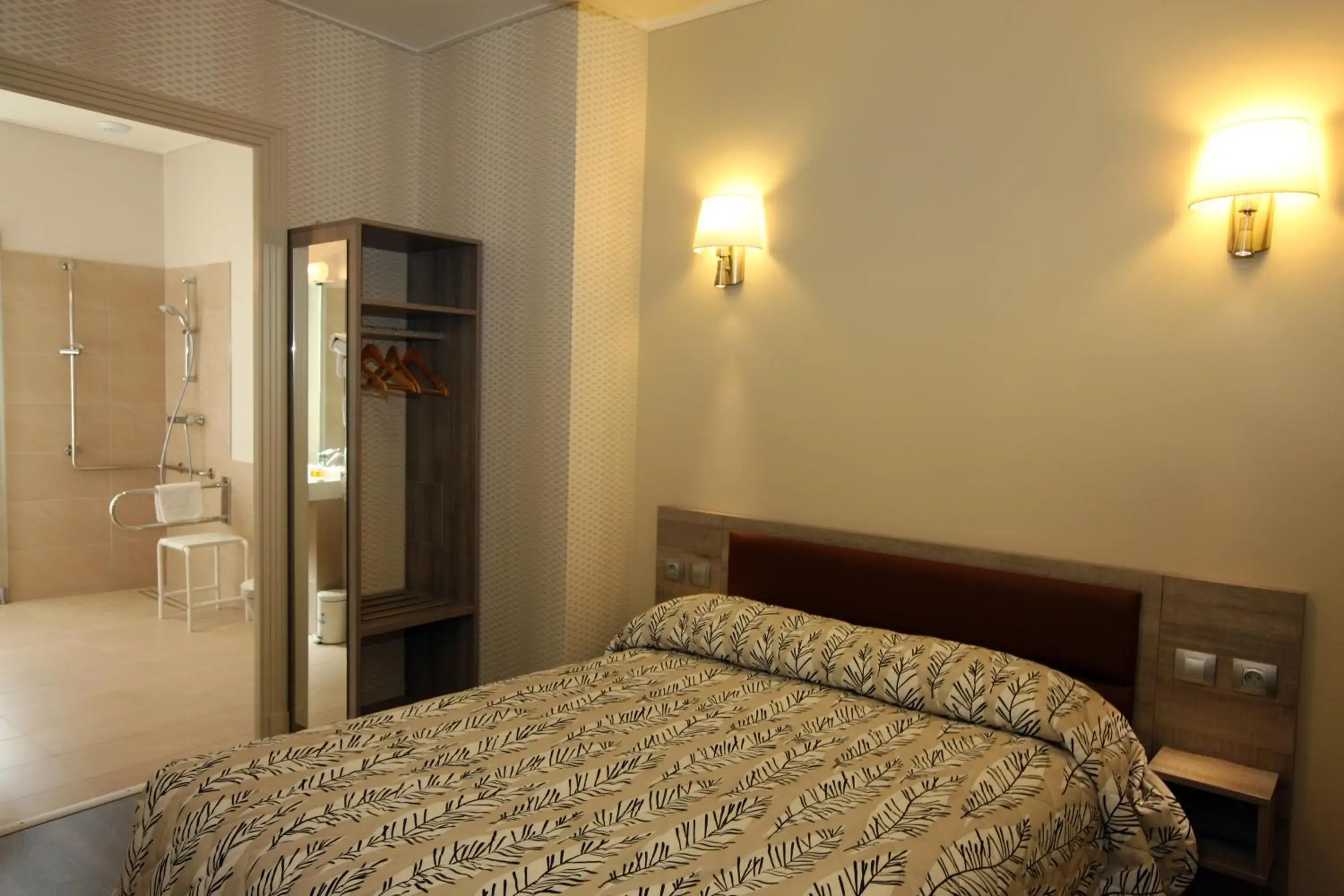 Double Room - Disability Access in Hôtel Sunny Double Room - Disability Access in Hôtel Sunny