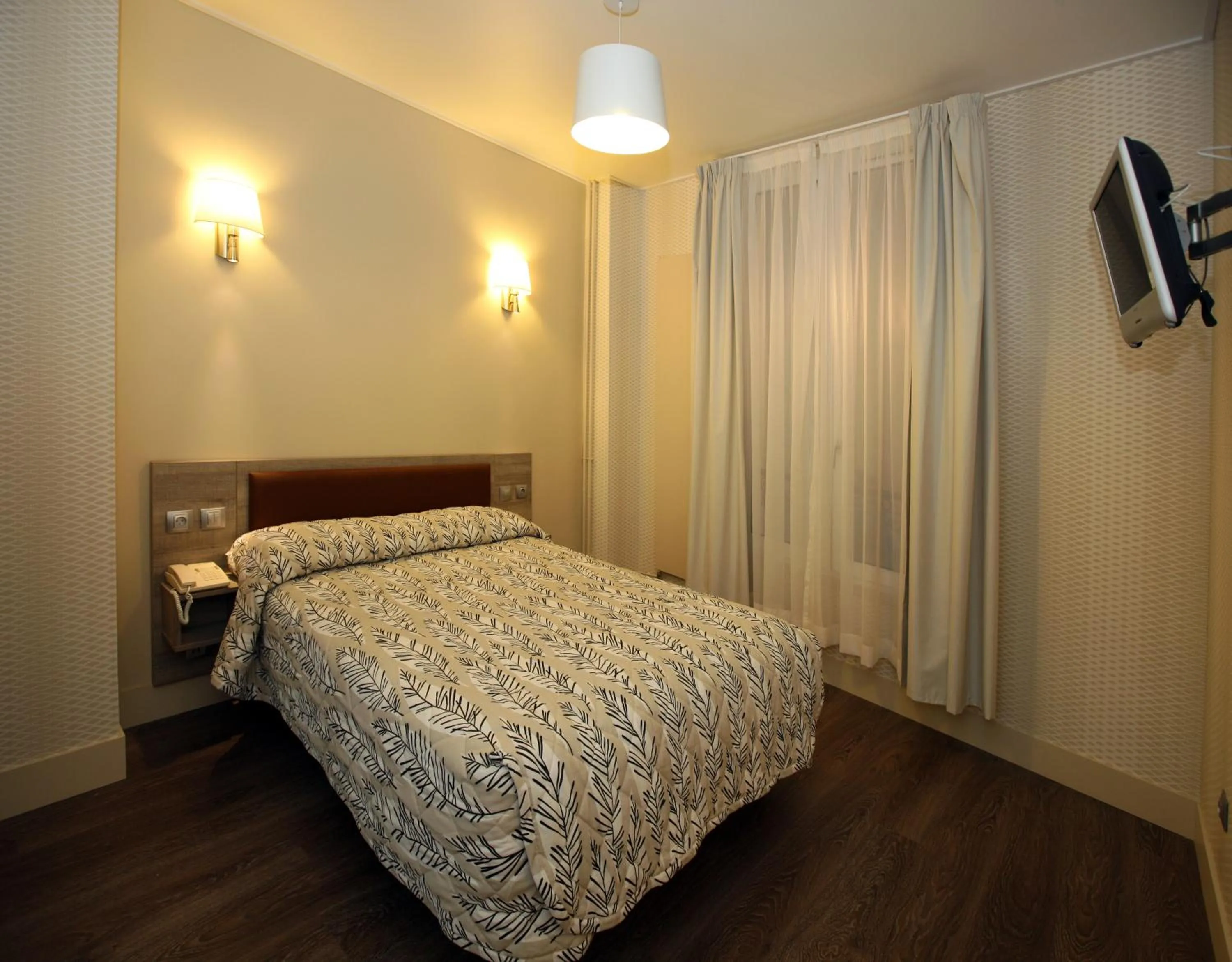 Bedroom, Bed in Hôtel Sunny