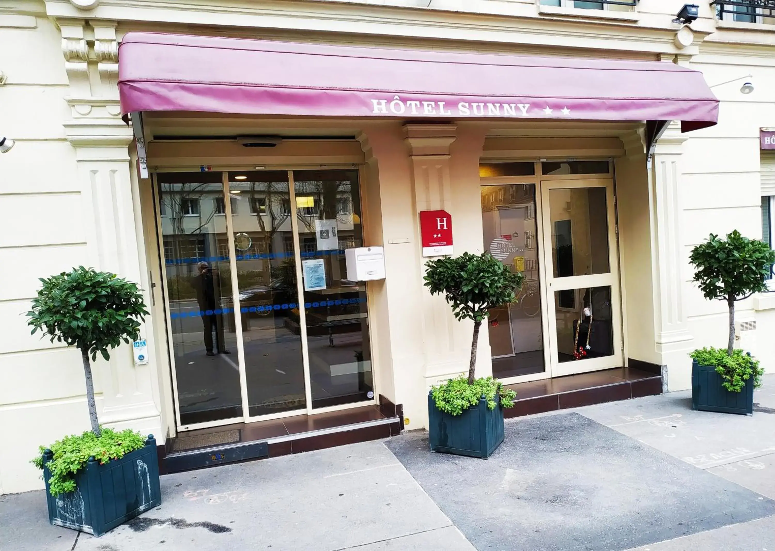 Facade/entrance in Hôtel Sunny Facade/entrance in Hôtel Sunny