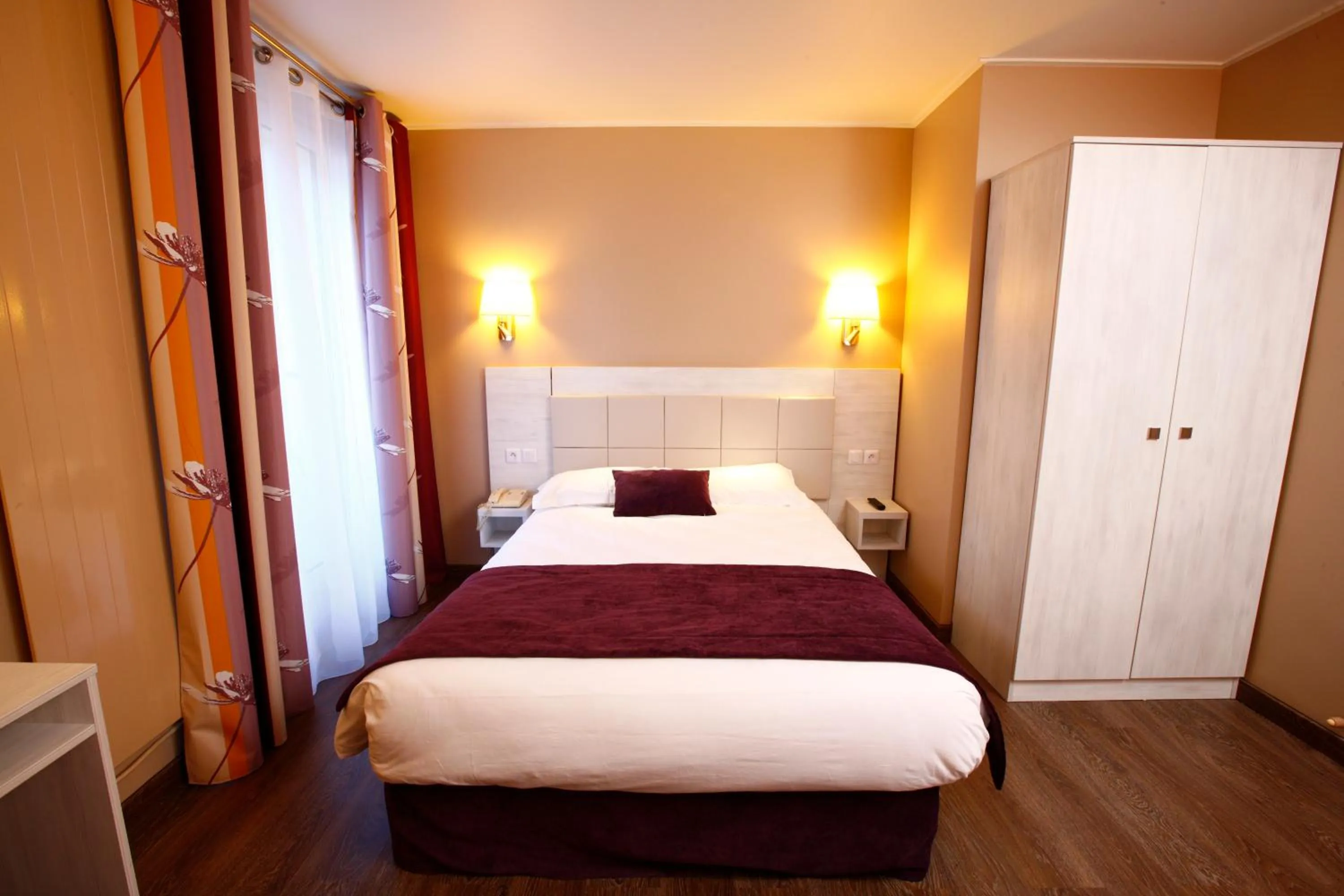 Bedroom, Bed in Hôtel Sunny