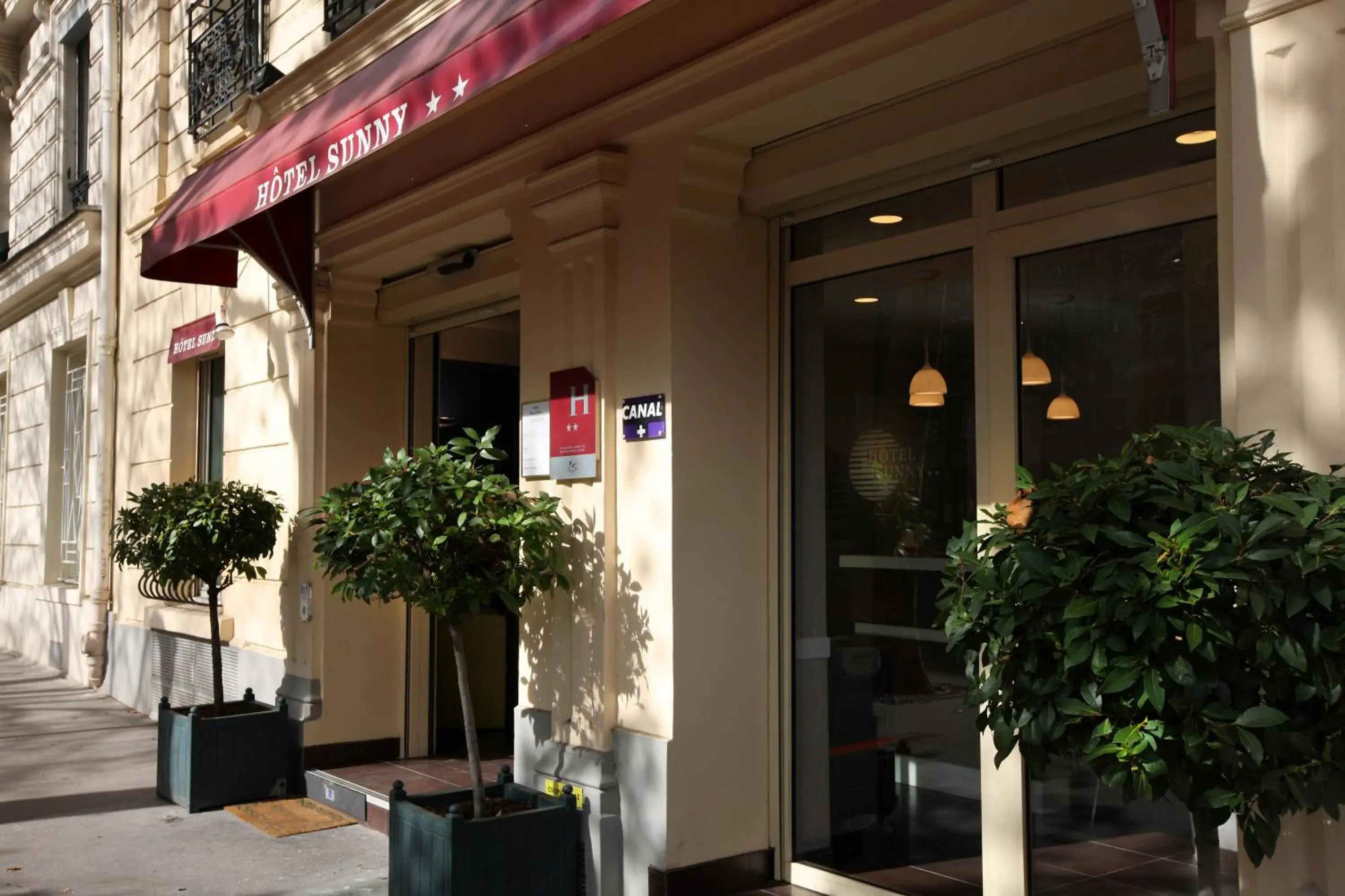 Facade/entrance in Hôtel Sunny Facade/entrance in Hôtel Sunny