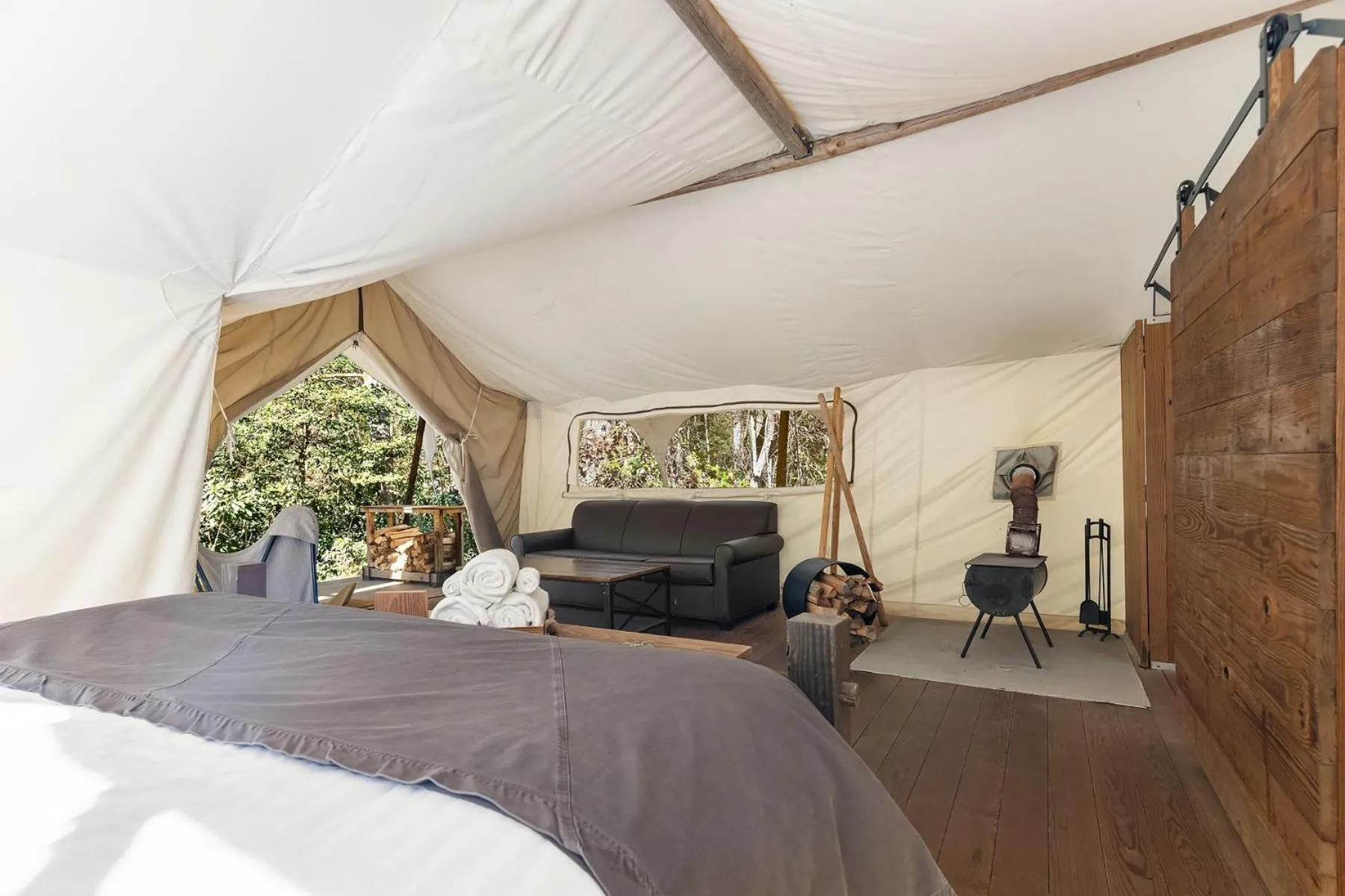 Living room, Bed in Under Canvas Great Smoky Mountains