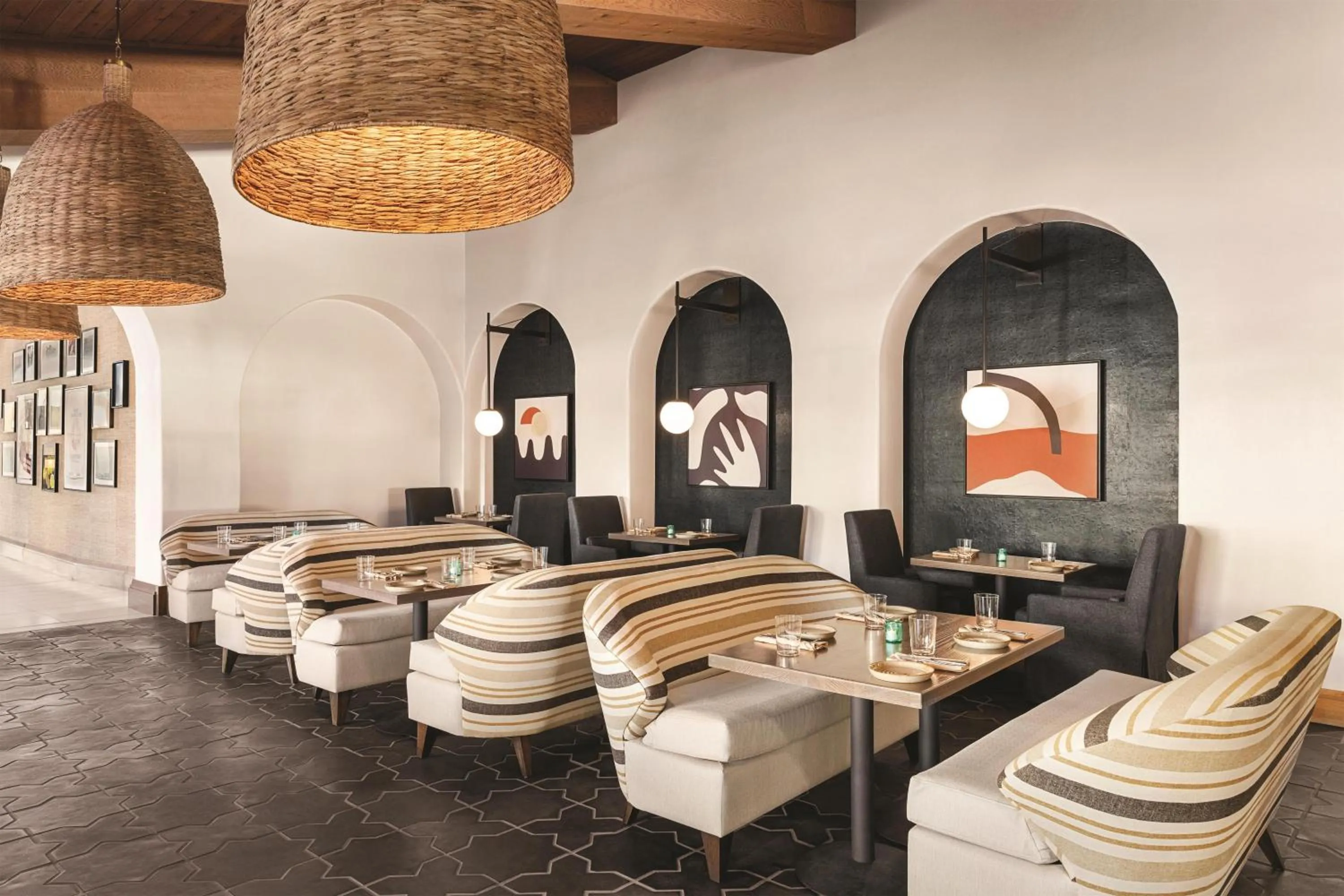 Restaurant/places to eat in Zachari Dunes on Mandalay Beach, Curio Collection by Hilton