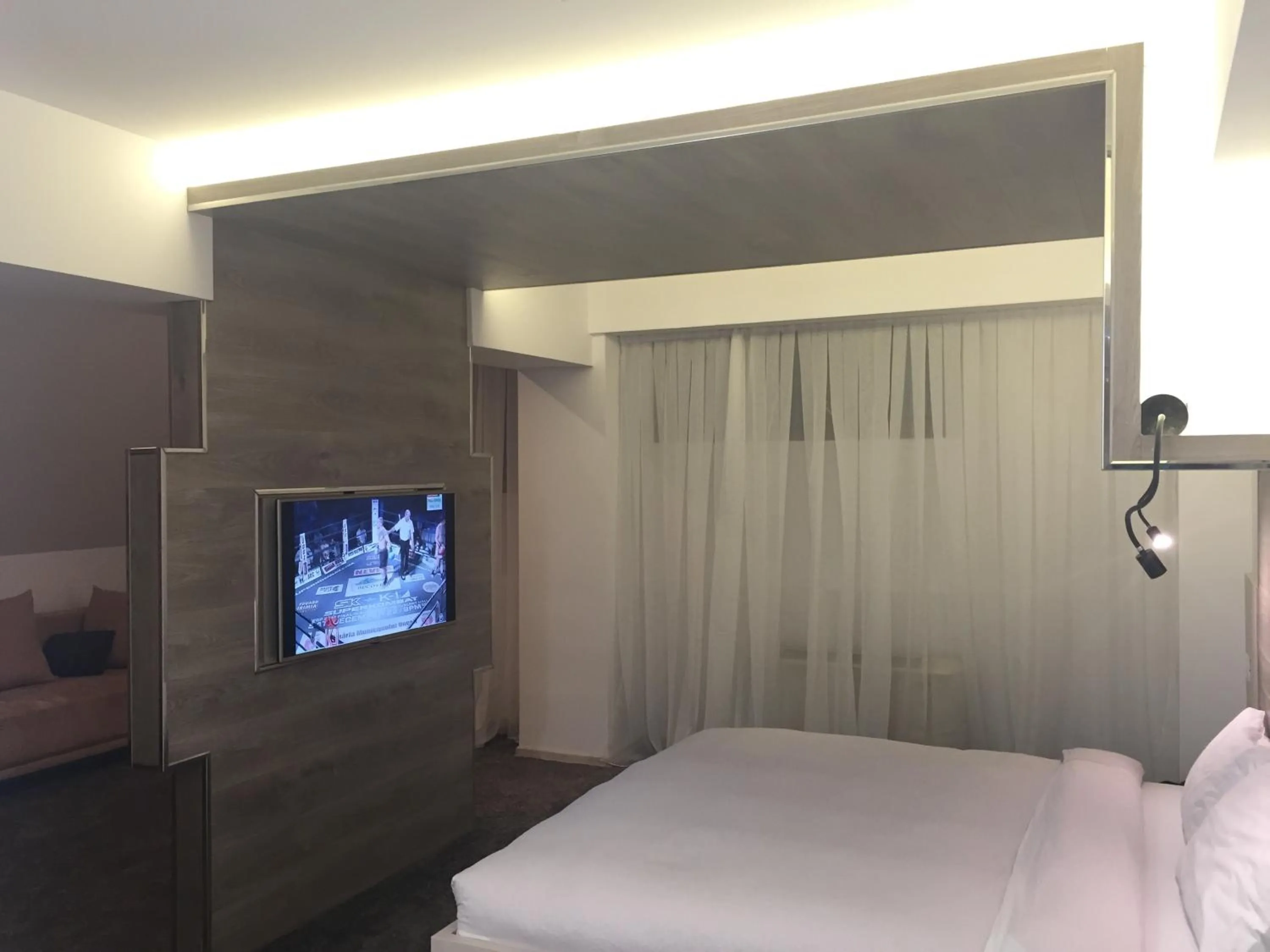 Communal lounge/ TV room, Bed in Hotel Plaza