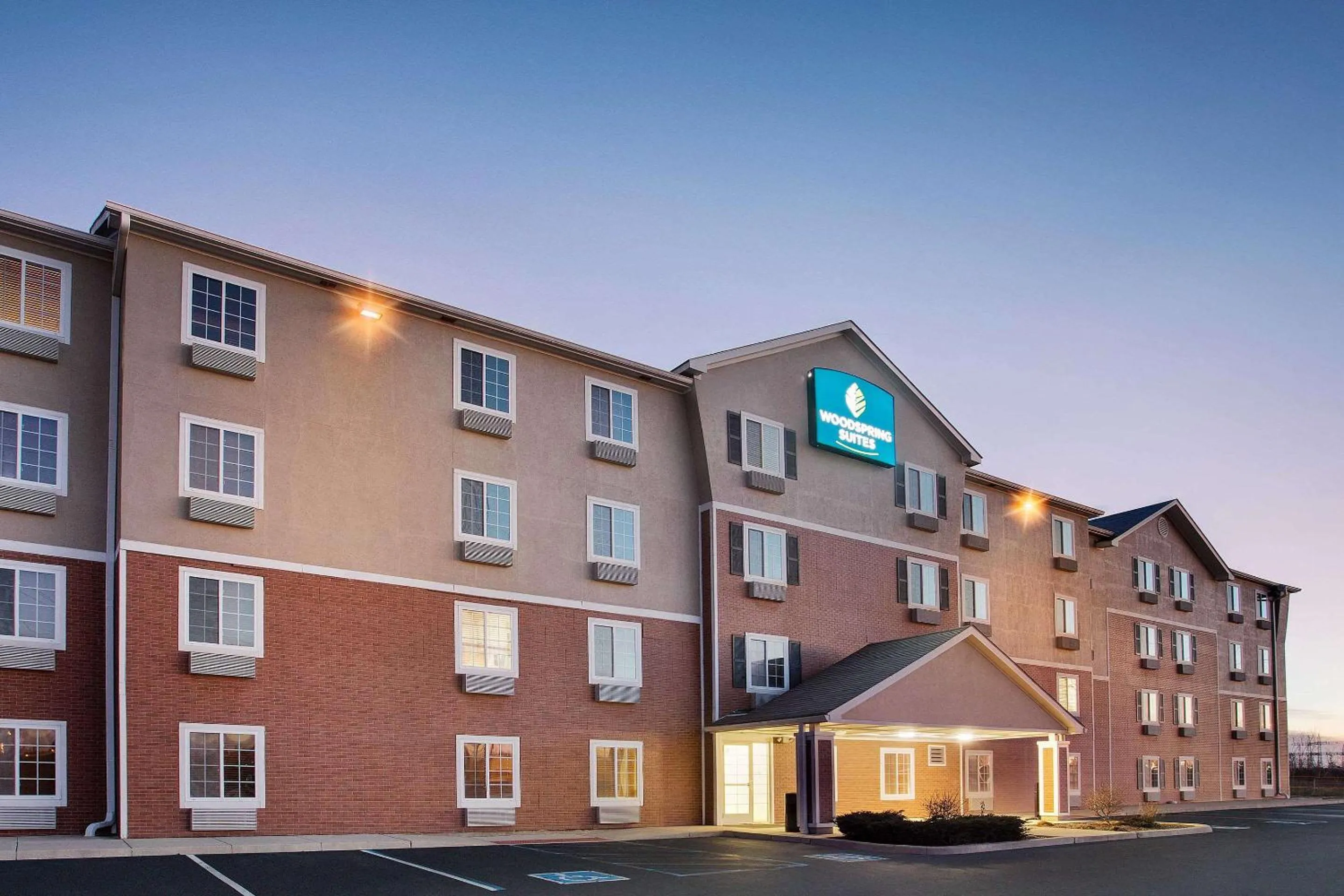 Property building in WoodSpring Suites Fort Wayne