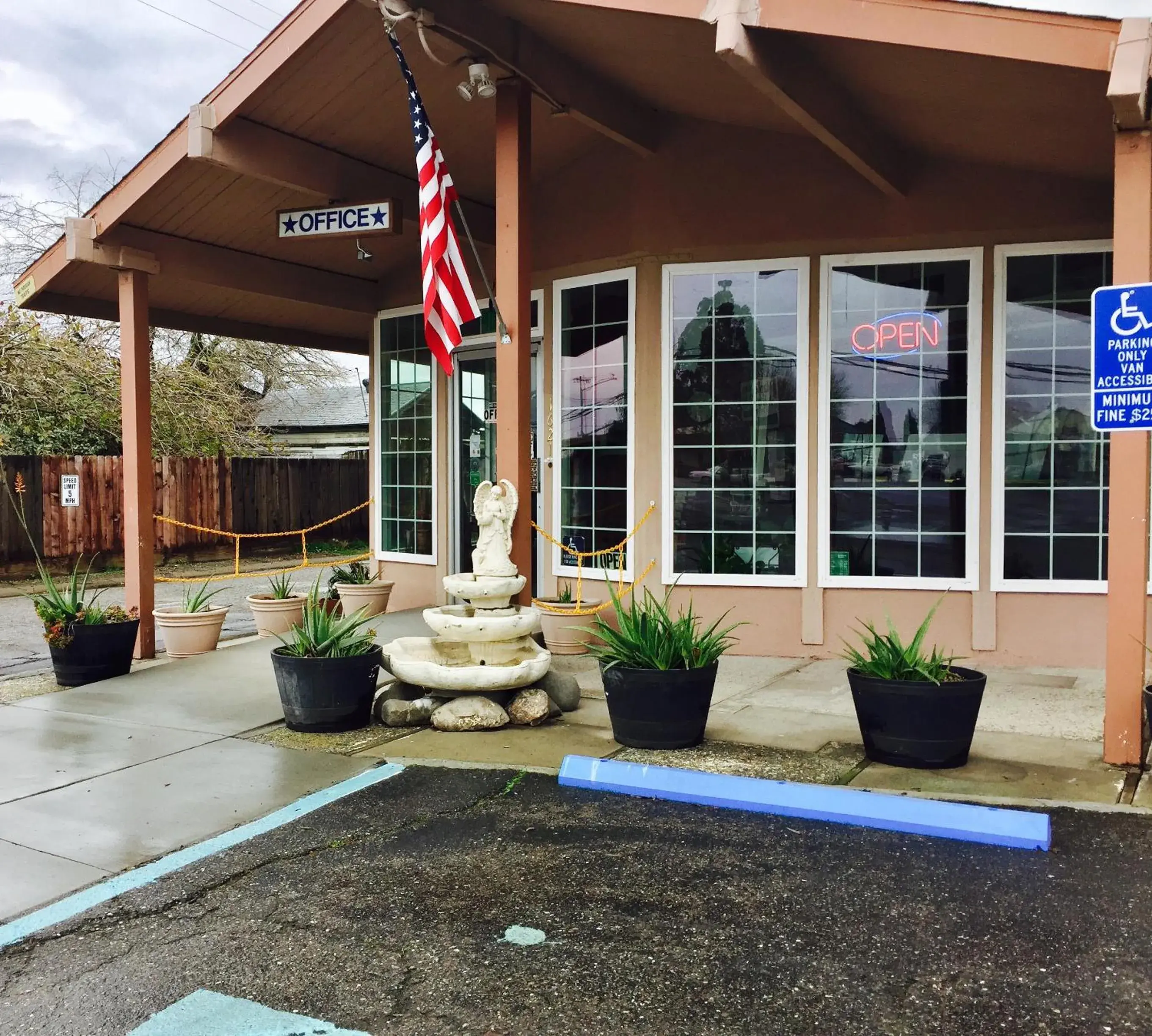 Property building in Maple Inn and Suites Los Banos Property building in Maple Inn and Suites Los Banos