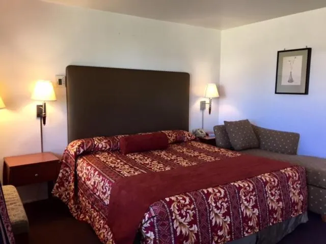 Bed in Maple Inn and Suites Los Banos