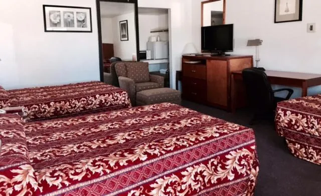 Bed in Maple Inn and Suites Los Banos