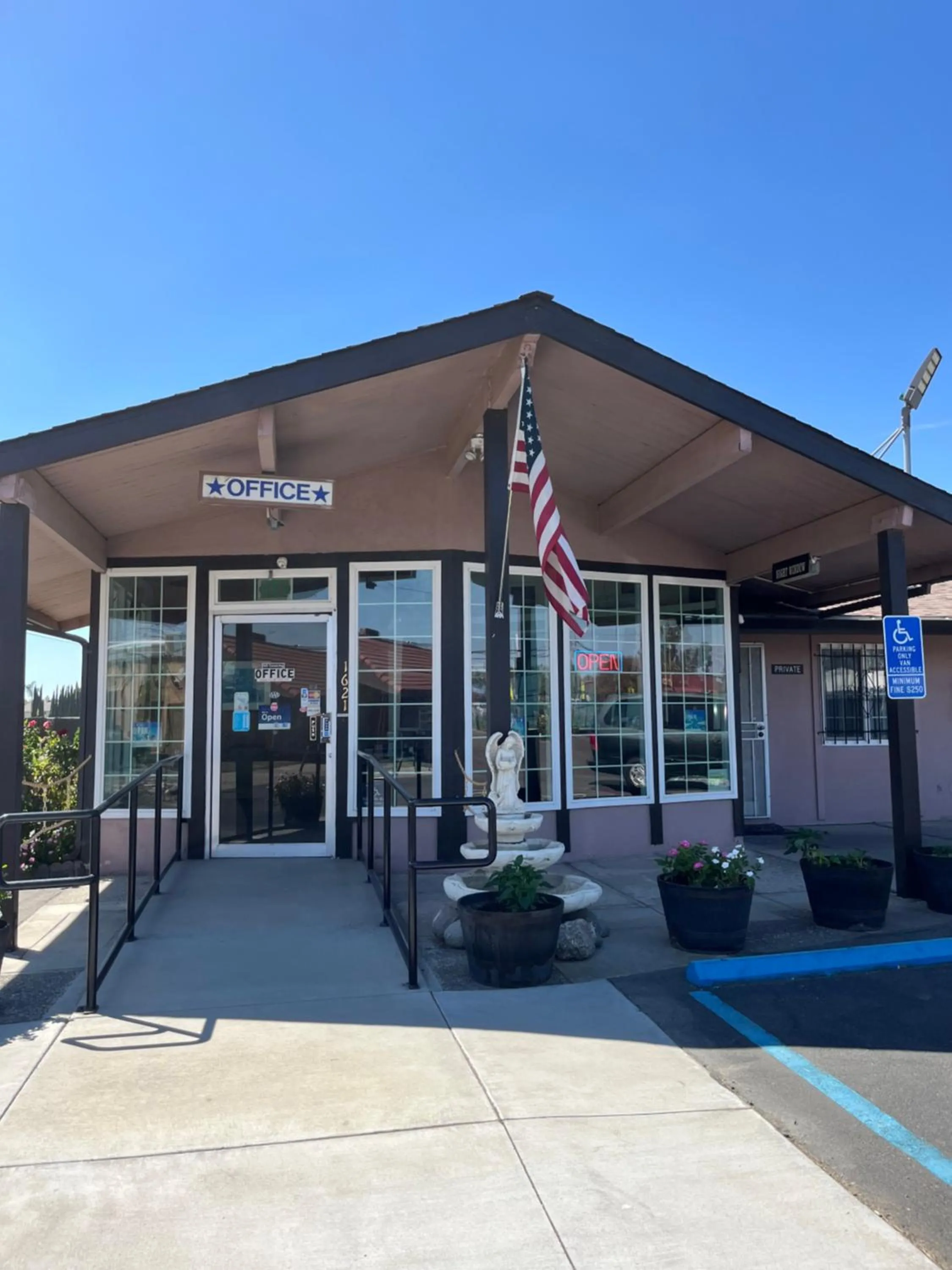 Facade/entrance in Maple Inn and Suites Los Banos