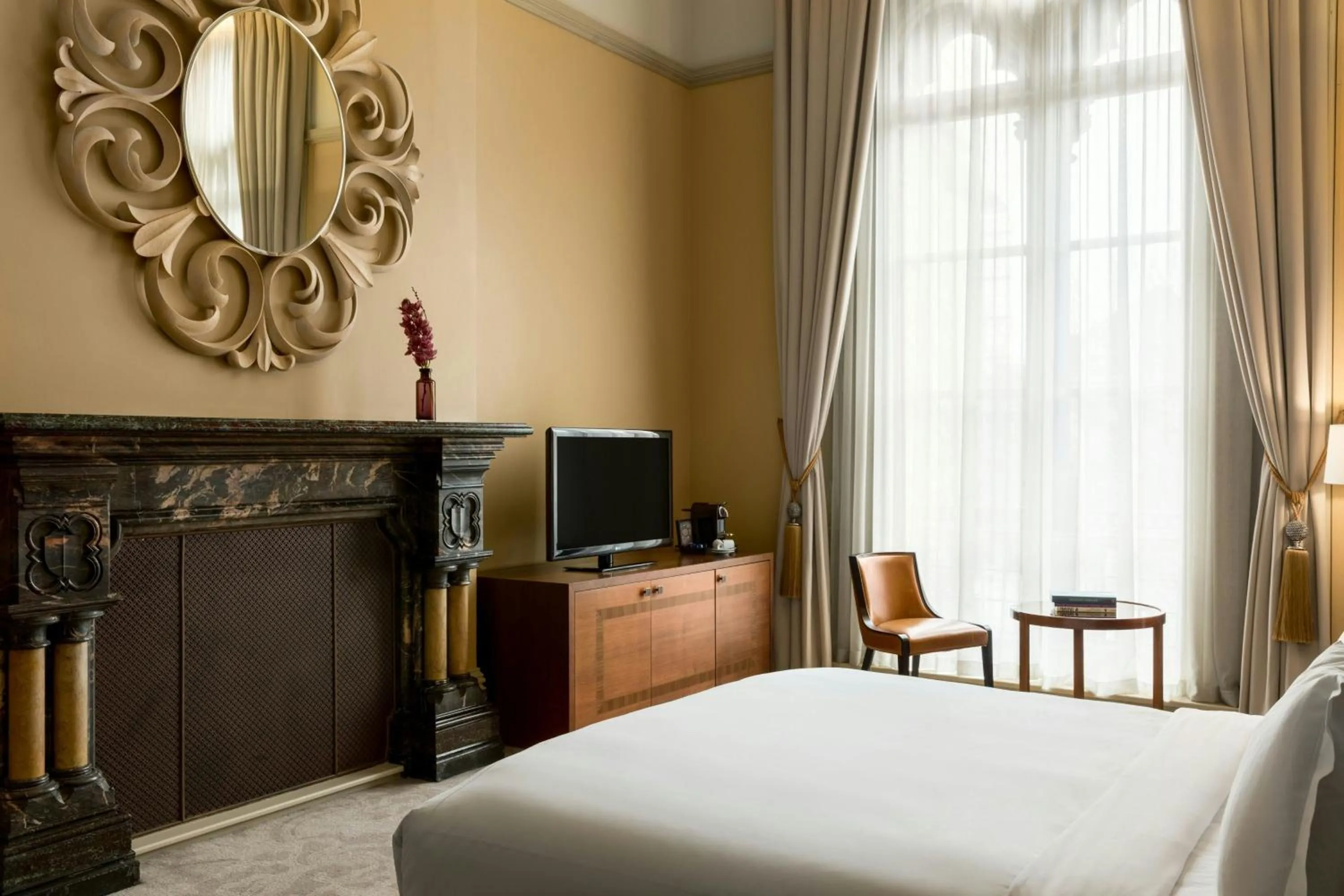 Bedroom, Bed in St Pancras London, Autograph Collection