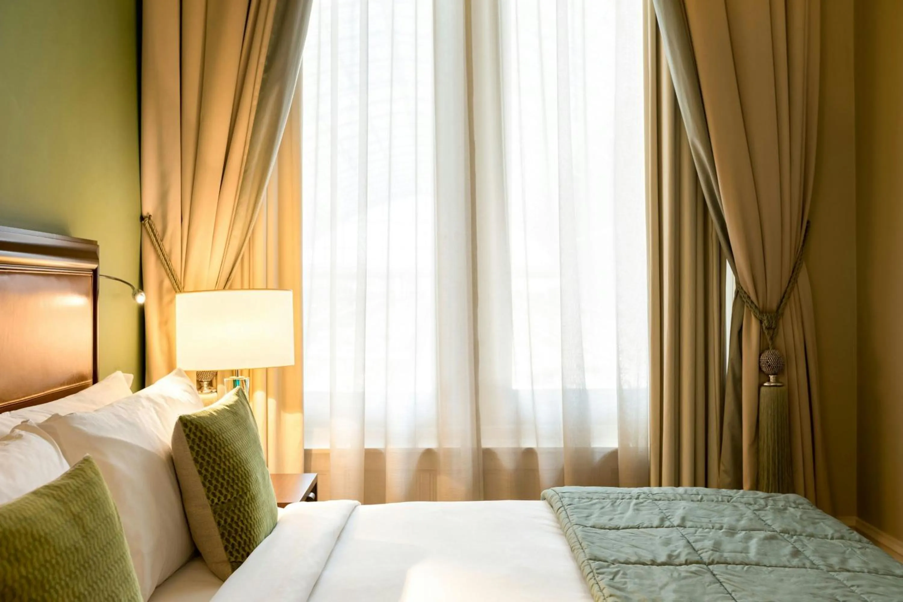 Bedroom, Bed in St Pancras London, Autograph Collection