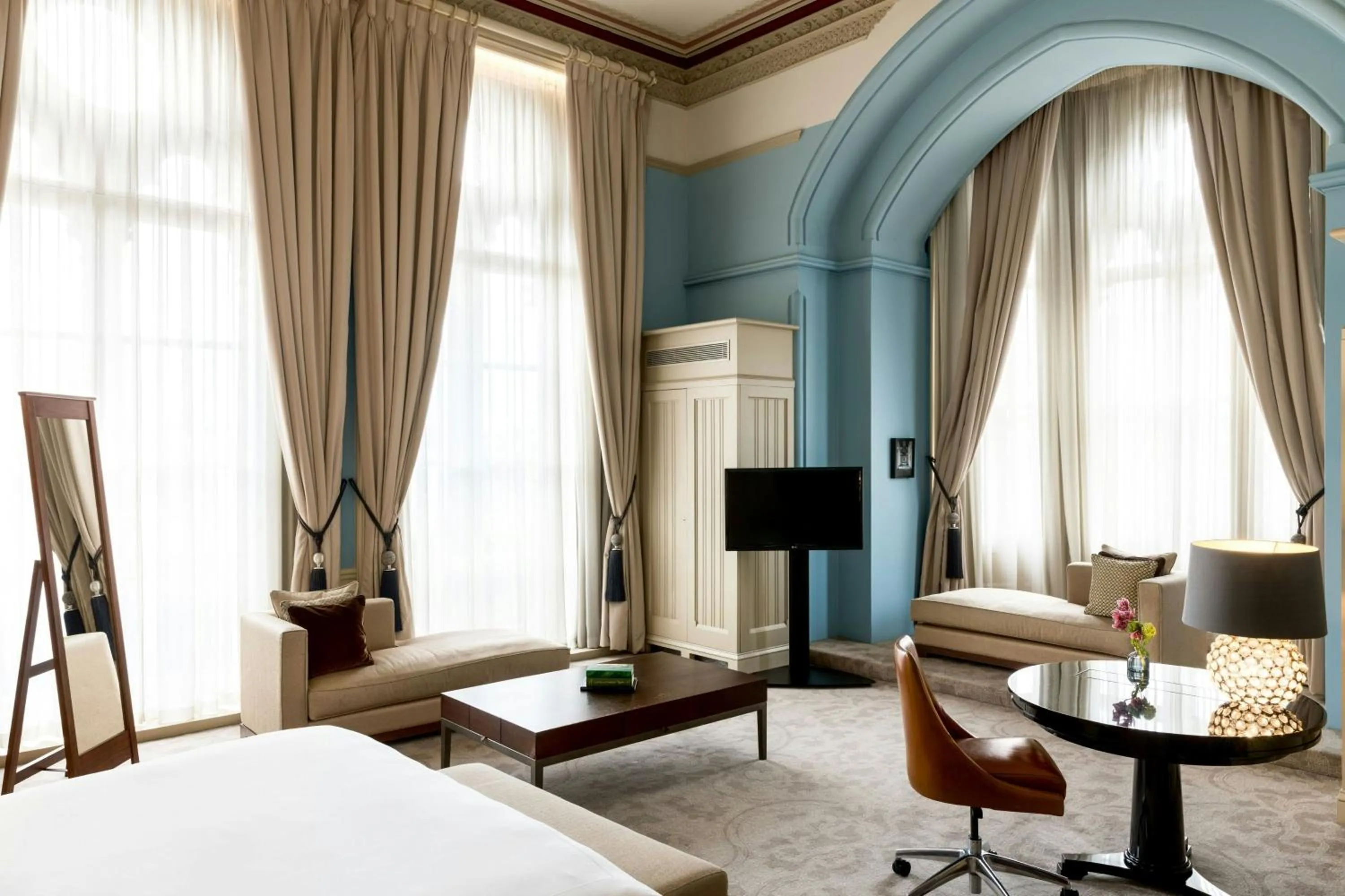 Bedroom, Bed in St Pancras London, Autograph Collection