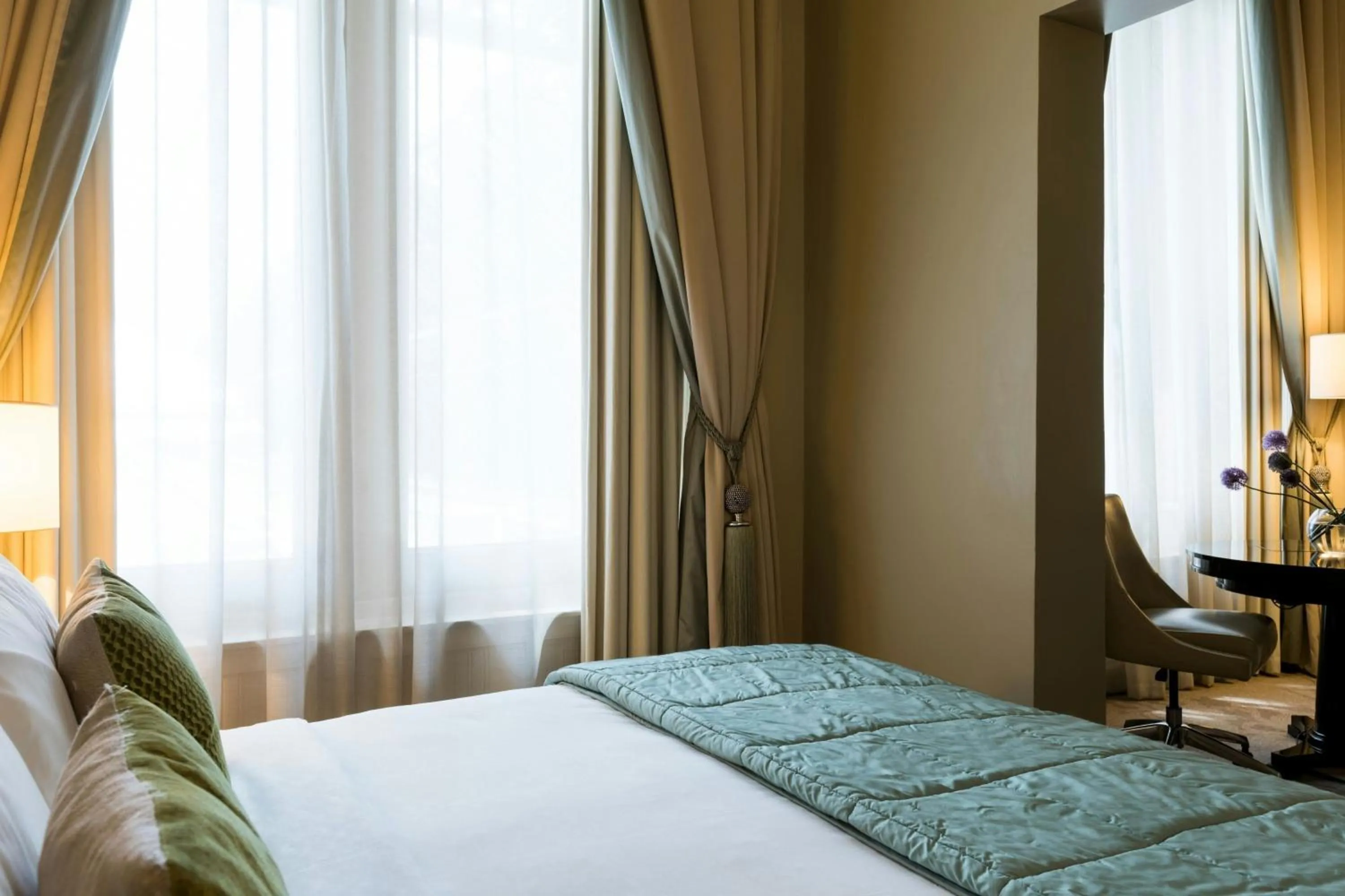 Bedroom, Bed in St Pancras London, Autograph Collection