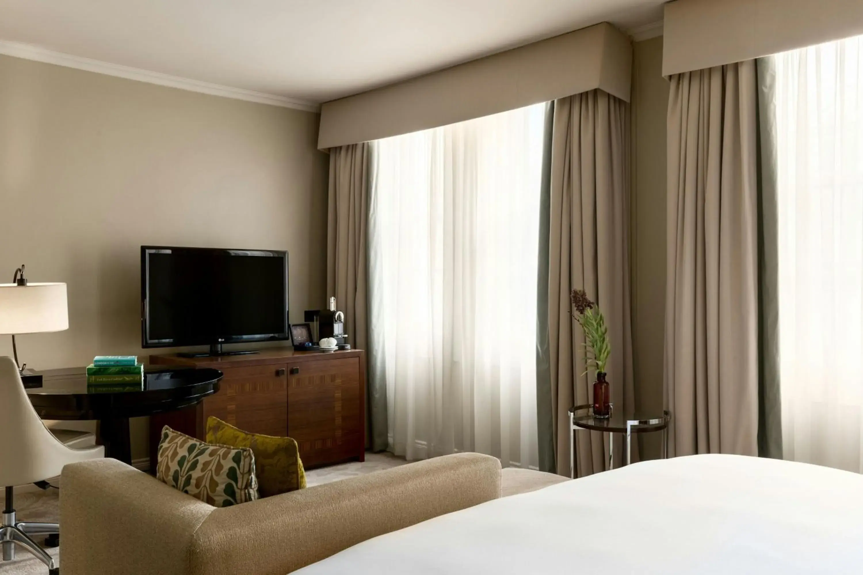 Bedroom, Bed in St Pancras London, Autograph Collection Bedroom, Bed in St Pancras London, Autograph Collection