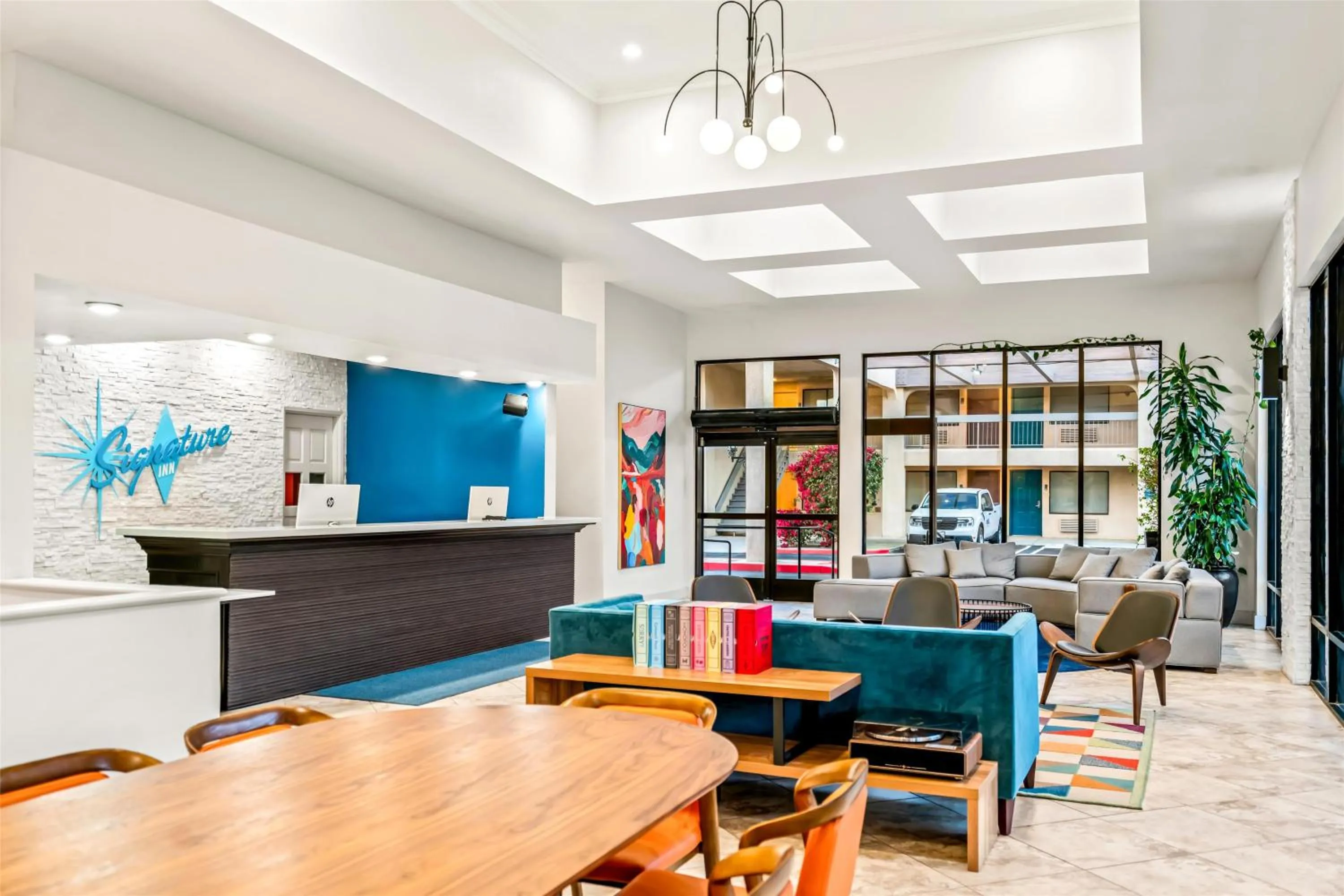 Lobby or reception in Signature Indio I-10 Coachella Valley by Sonesta