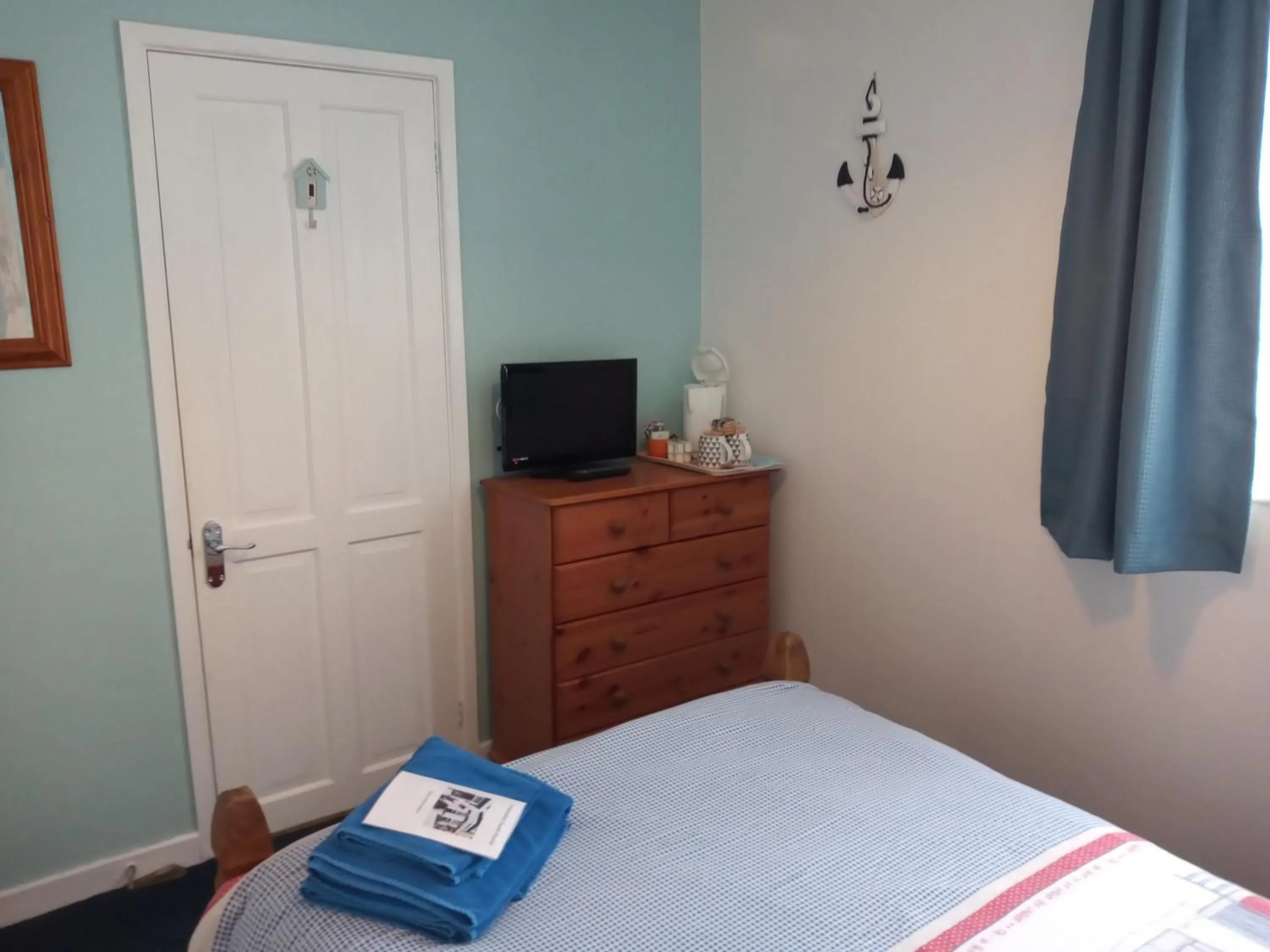 Bedroom, Bed in Sandcastles Guest House