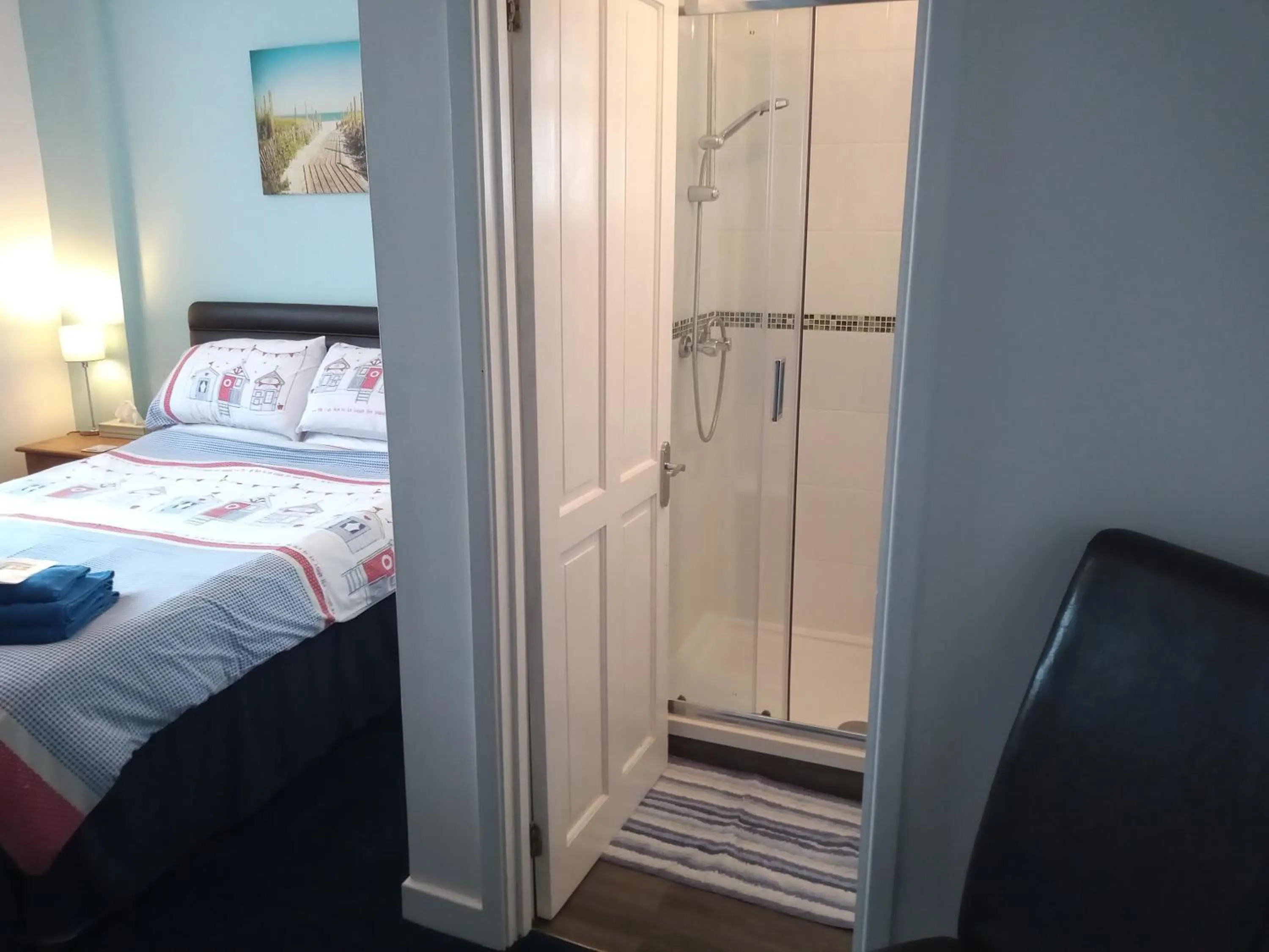 Shower, Bed in Sandcastles Guest House