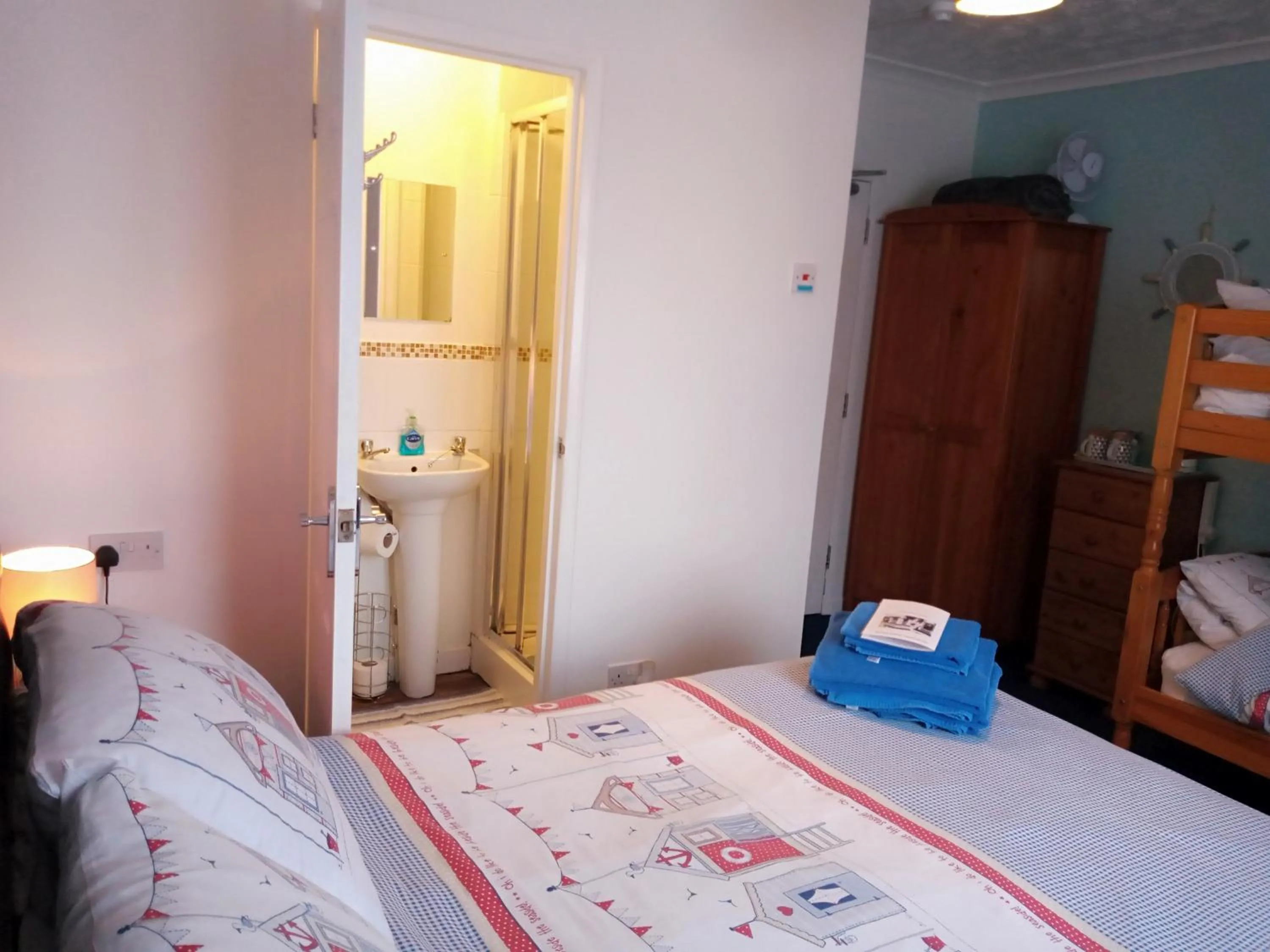 Photo of the whole room, Bed in Sandcastles Guest House