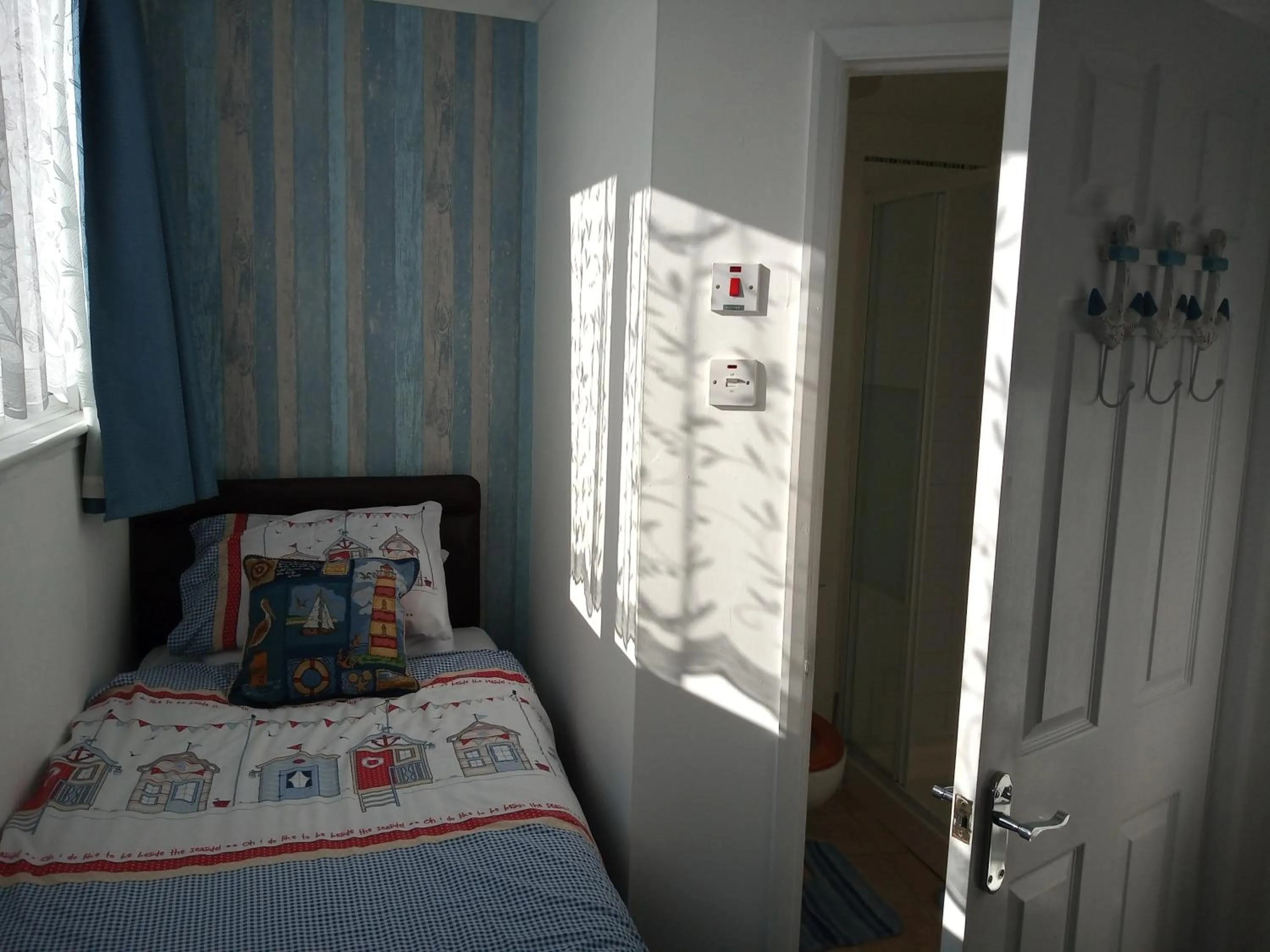 Bathroom, Bed in Sandcastles Guest House