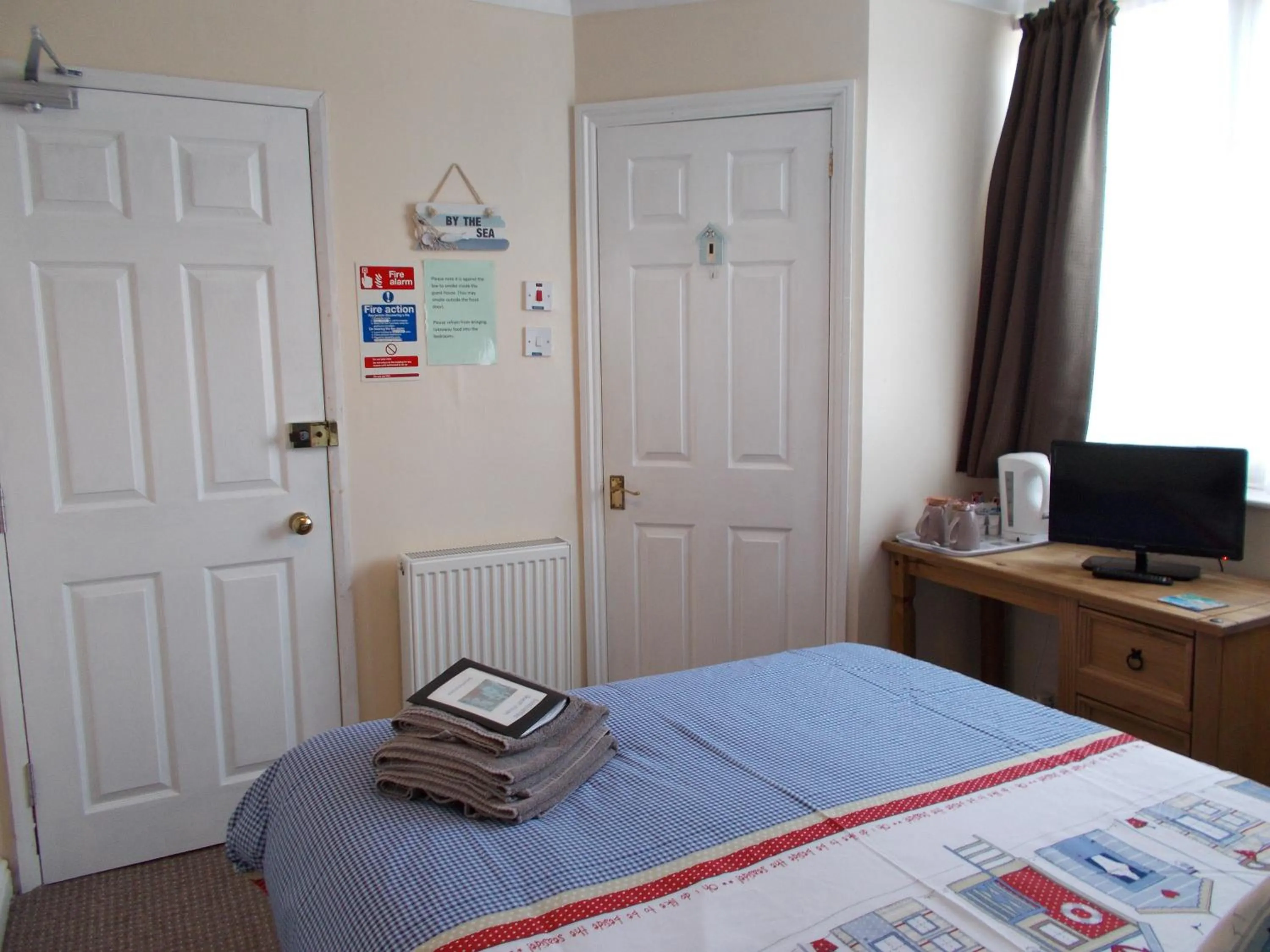 Bedroom, Bed in Sandcastles Guest House