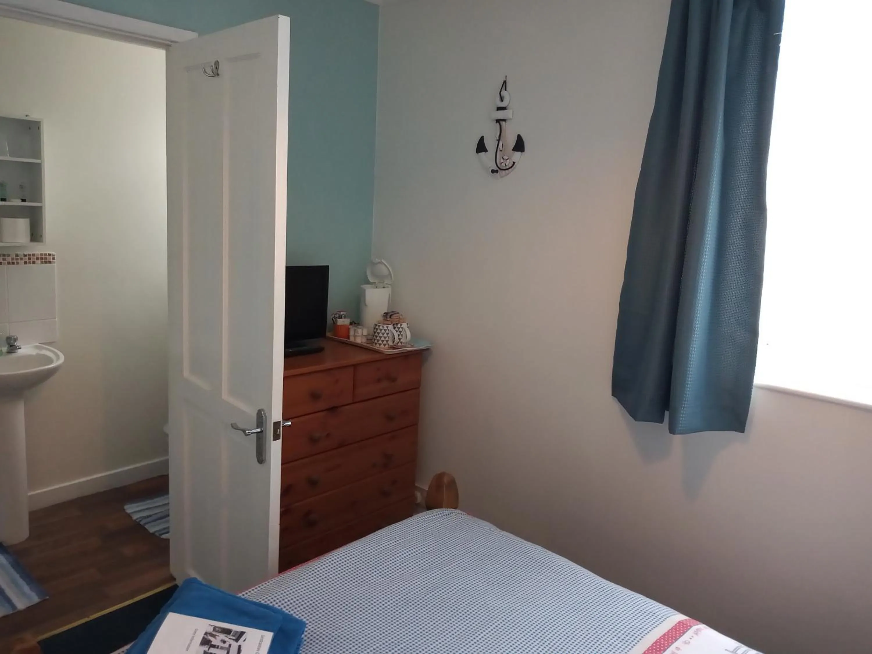 Bathroom, Bed in Sandcastles Guest House