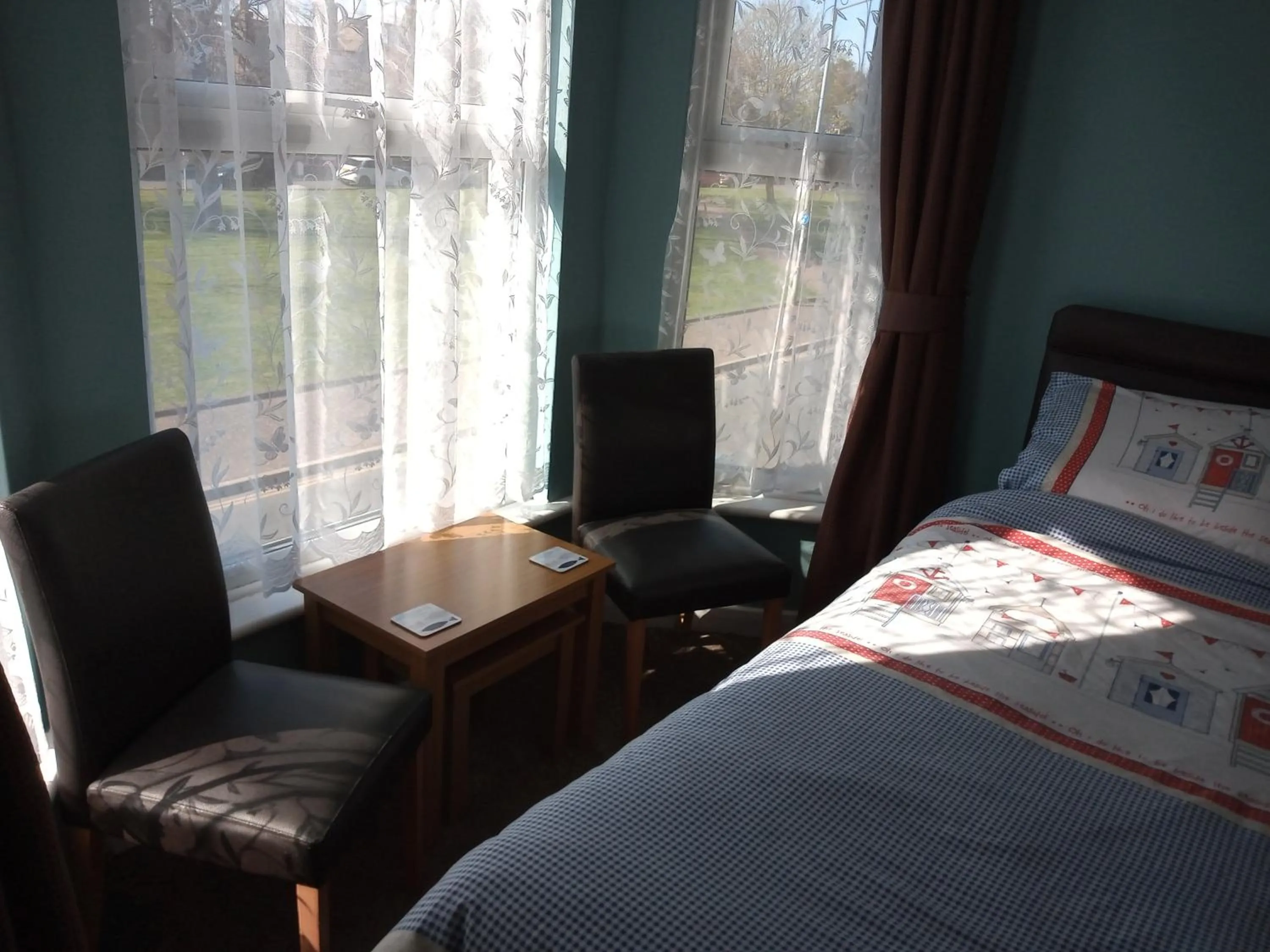 Seating area, Bed in Sandcastles Guest House