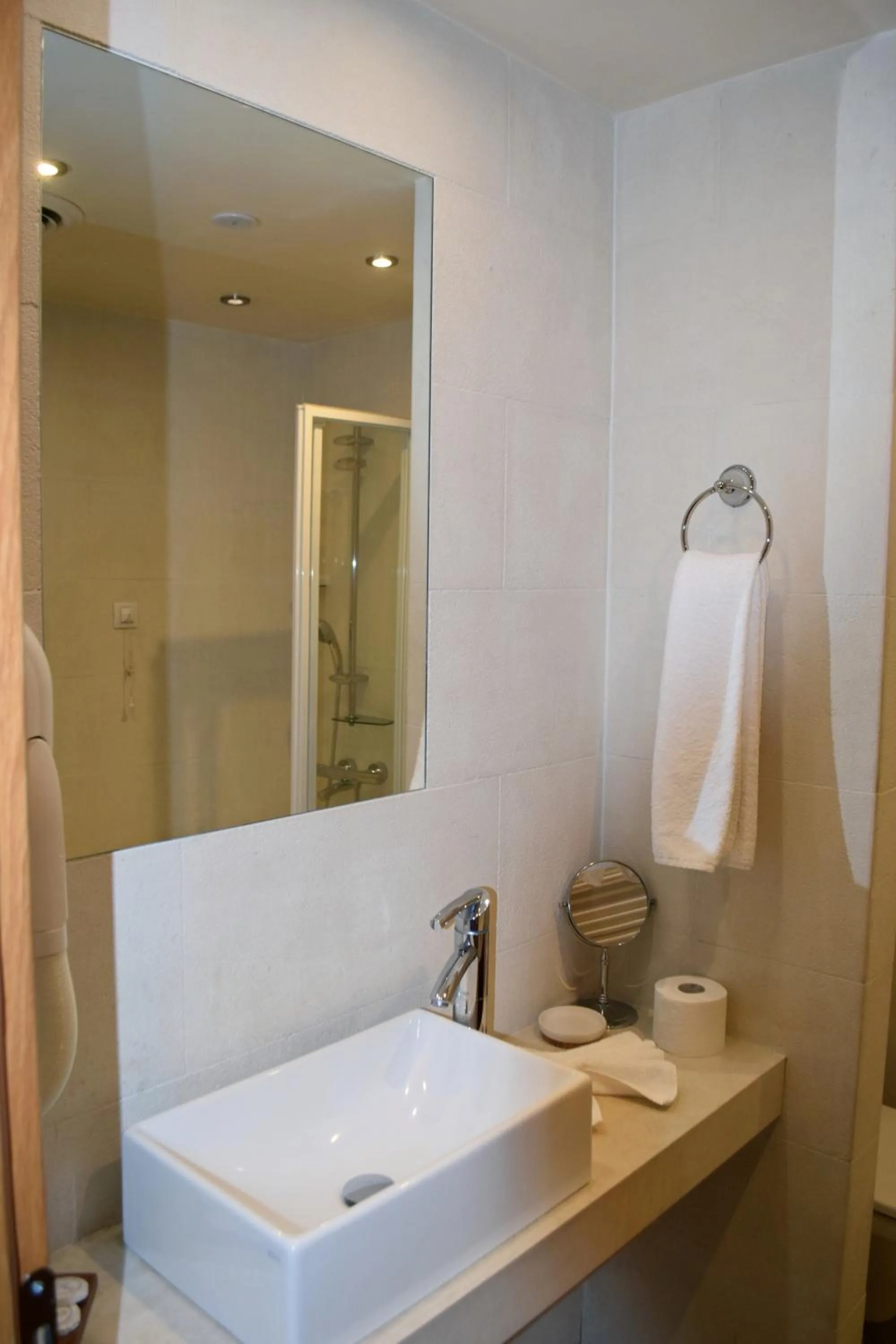 Shower in The Lodge Hotel