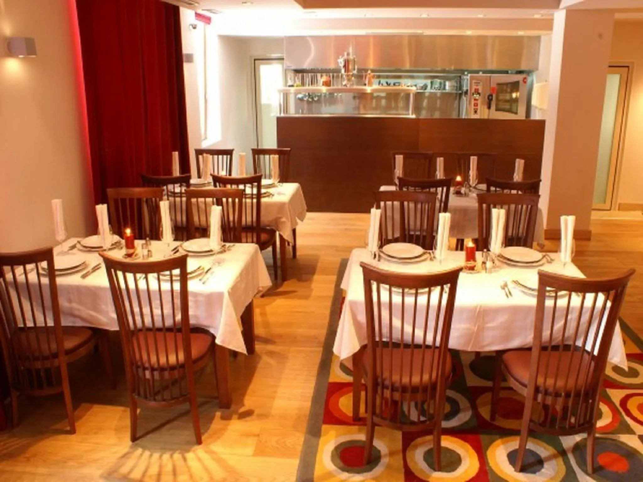 Restaurant/places to eat in The Lodge Hotel