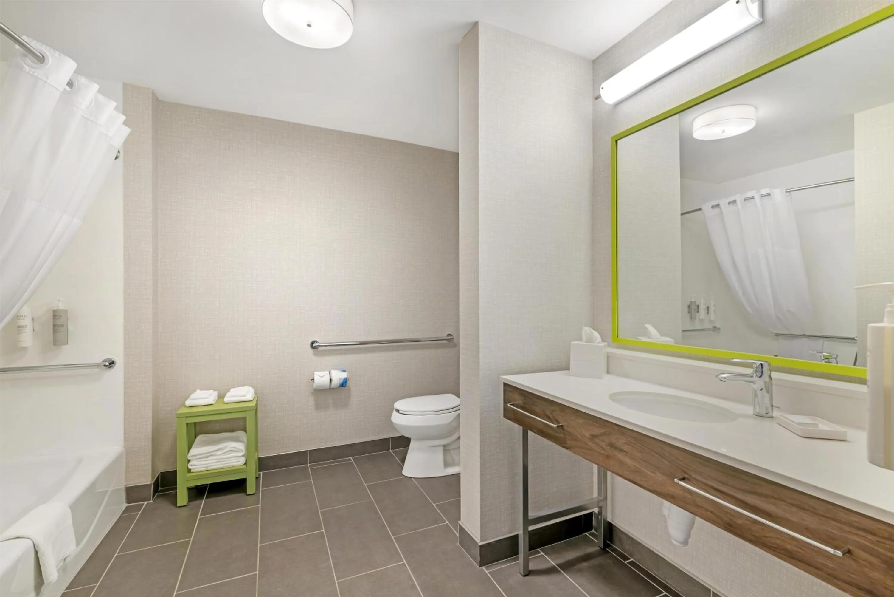 Bathroom in Hampton Inn Junction City