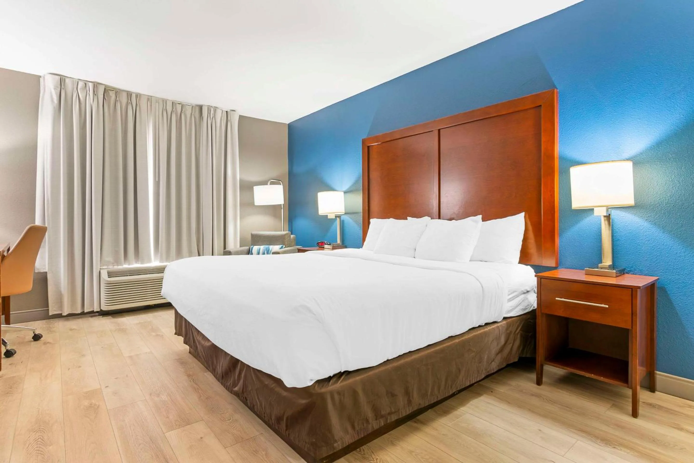 Bedroom, Bed in Comfort Inn Near Six Flags St Louis