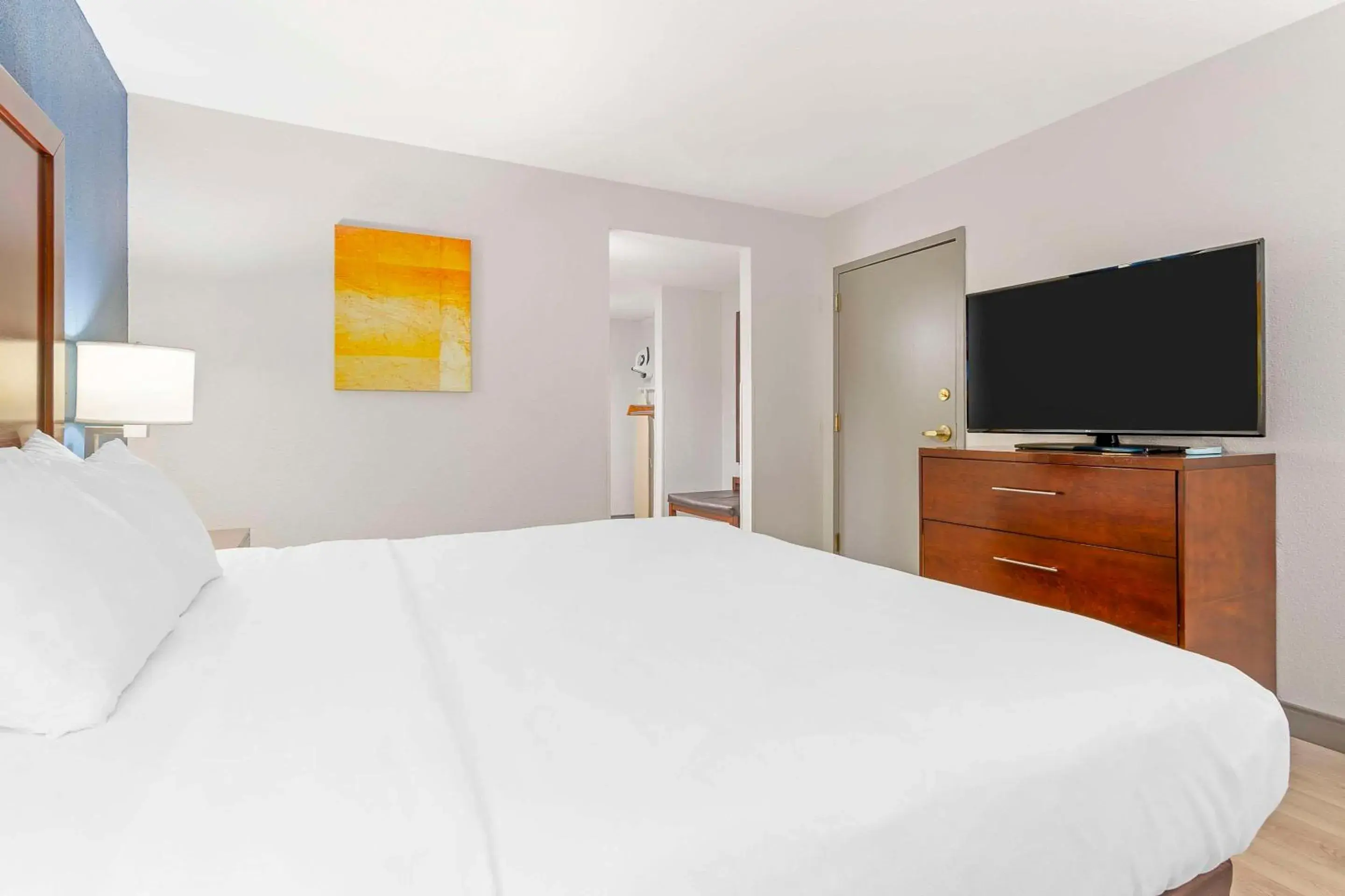 Bedroom, Bed in Comfort Inn Near Six Flags St Louis Bedroom, Bed in Comfort Inn Near Six Flags St Louis