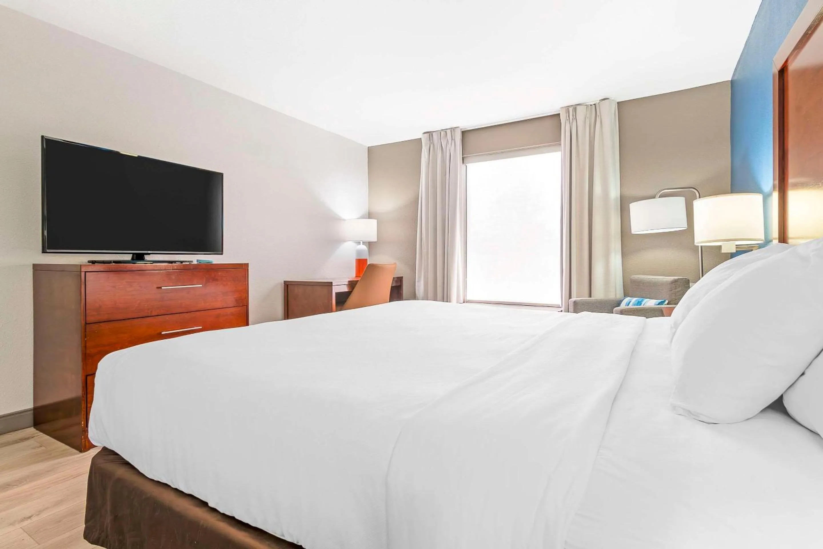 Bedroom, Bed in Comfort Inn Near Six Flags St Louis