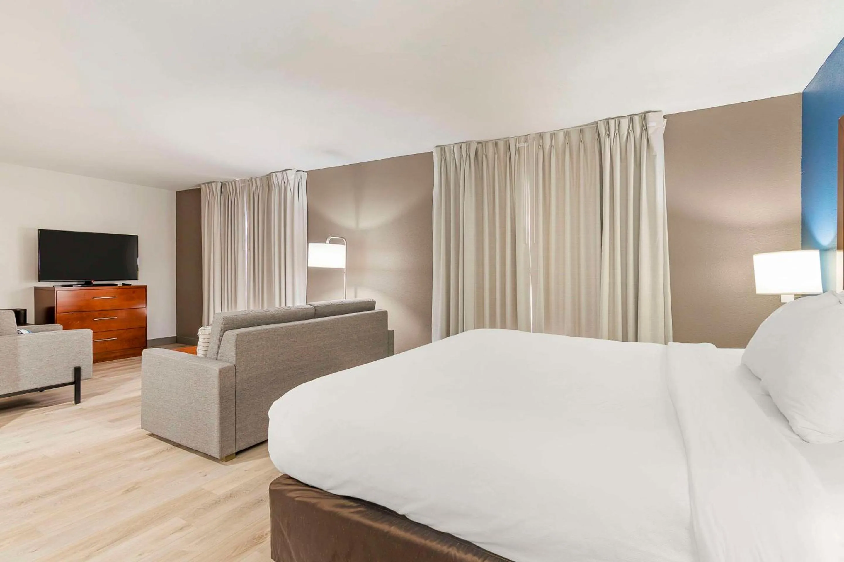 Bedroom, Bed in Comfort Inn Near Six Flags St Louis