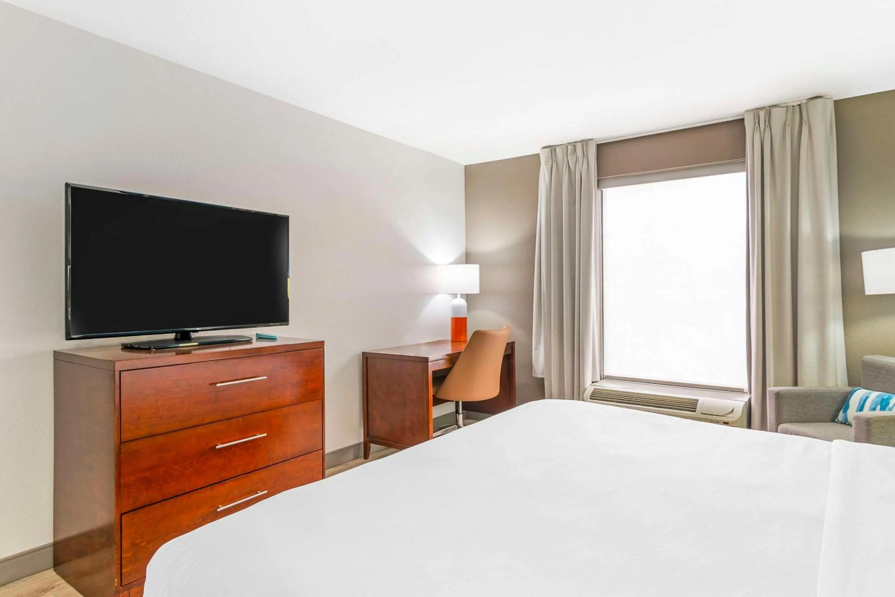 Bedroom, Bed in Comfort Inn Near Six Flags St Louis