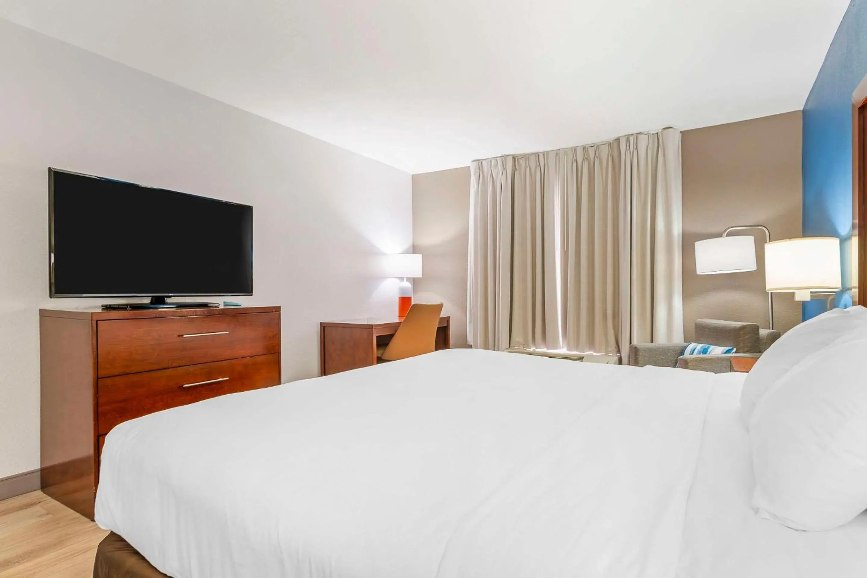 Bedroom, Bed in Comfort Inn Near Six Flags St Louis Bedroom, Bed in Comfort Inn Near Six Flags St Louis