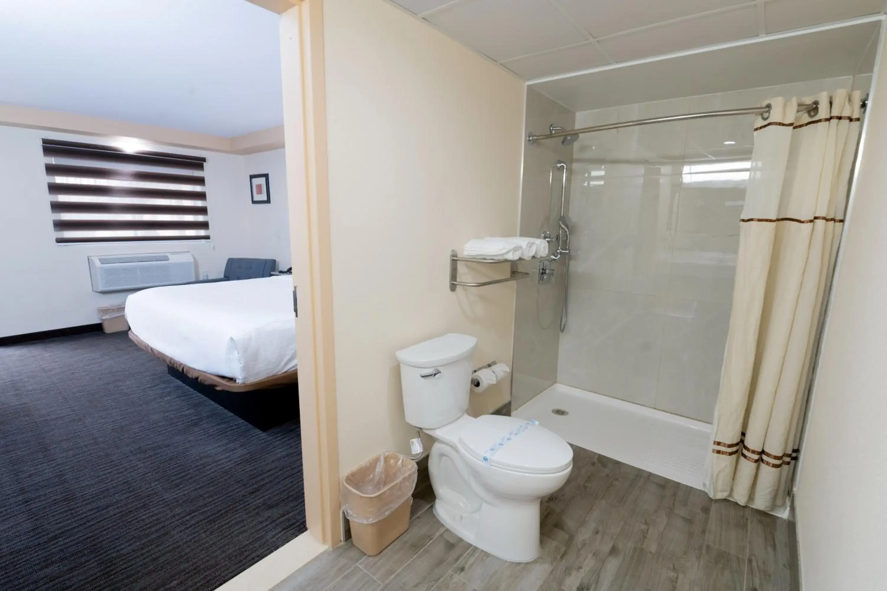 Shower in Knights Inn South Amboy Shower in Knights Inn South Amboy