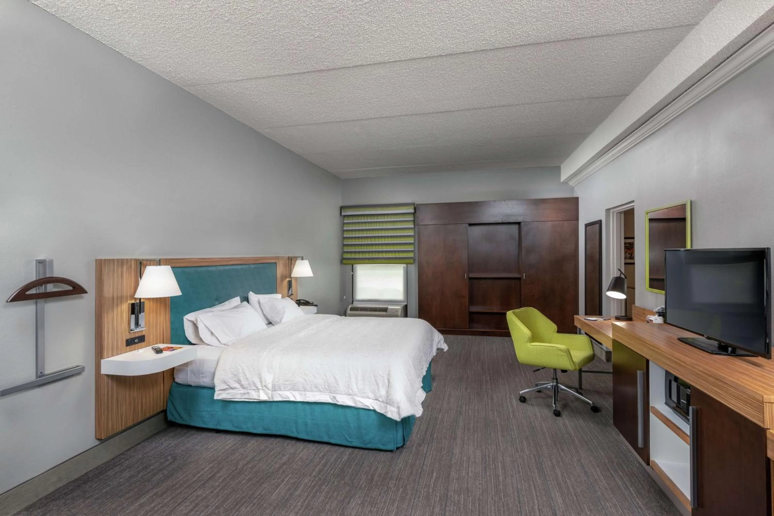 Bedroom, Bed in Hampton Inn Tuscaloosa - East