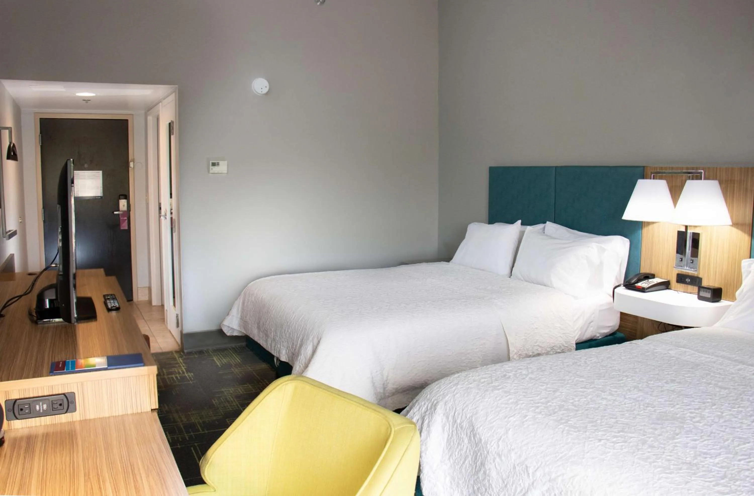 Bedroom, Bed in Hampton Inn Tuscaloosa - East