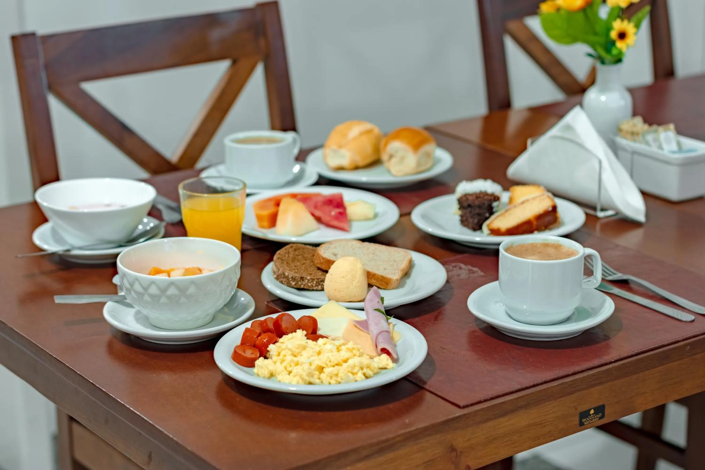 Breakfast in Bristol Sabrina Hotel de Charme Joinville