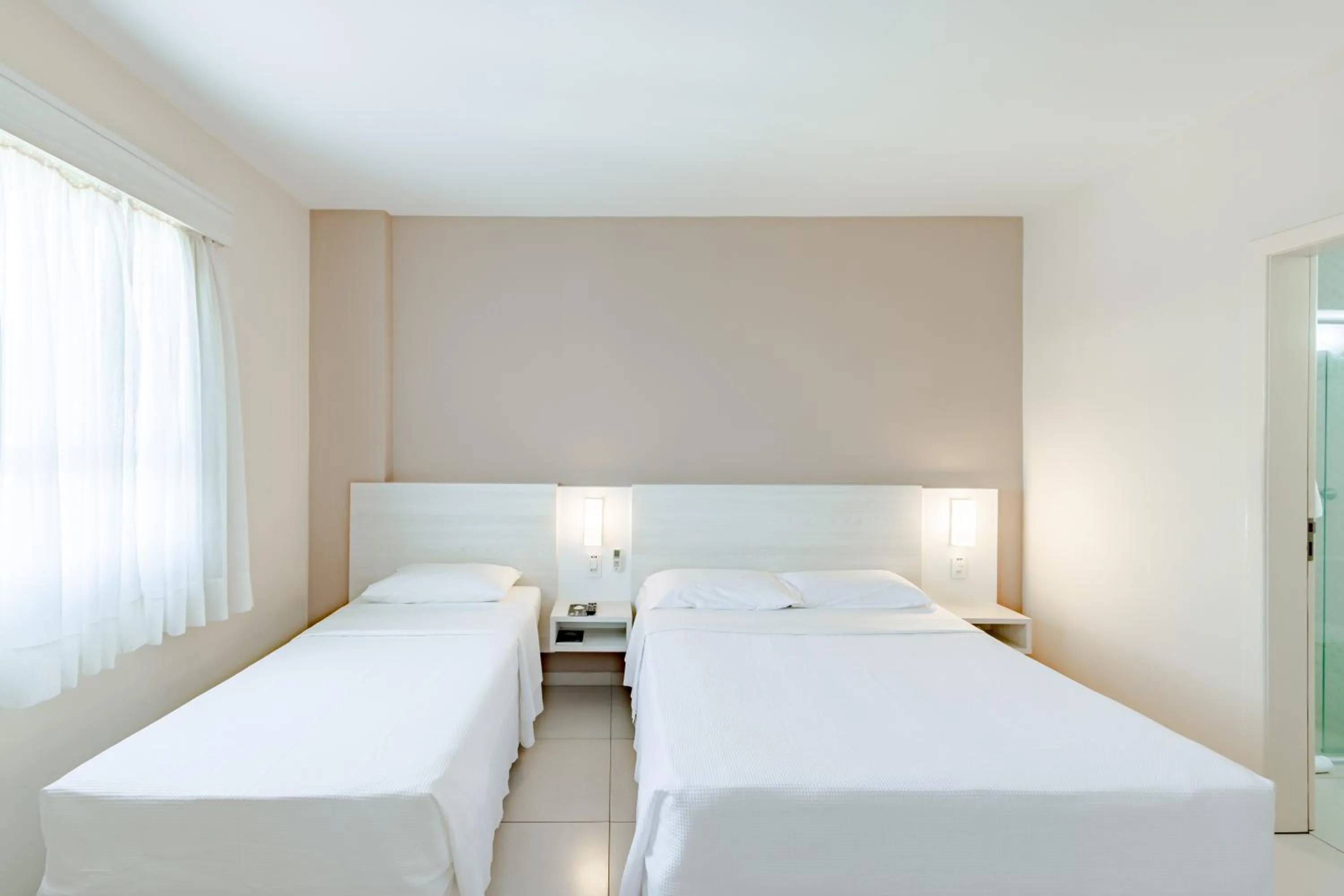 Photo of the whole room, Bed in Bristol Sabrina Hotel de Charme Joinville