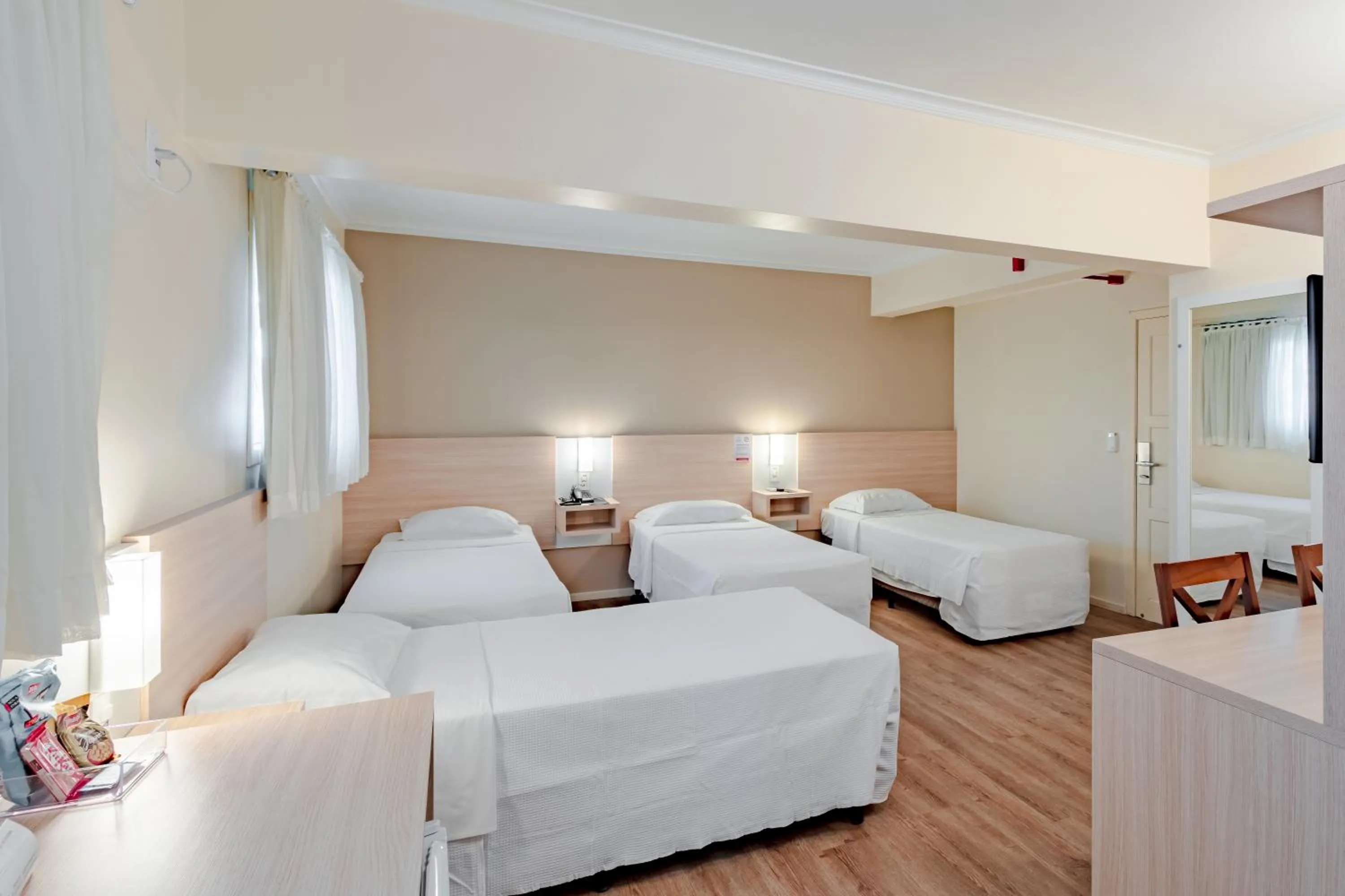 Photo of the whole room, Bed in Bristol Sabrina Hotel de Charme Joinville