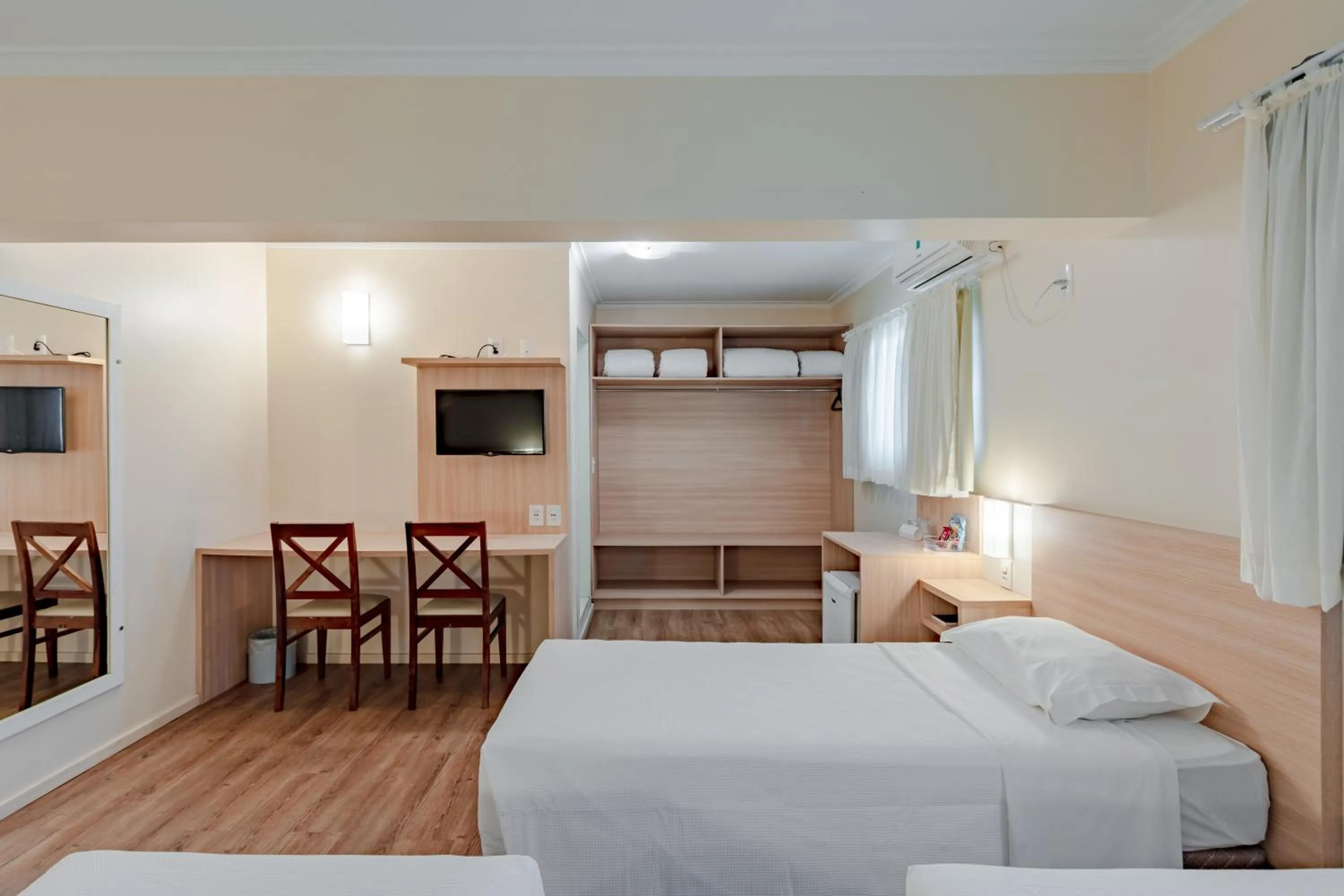 Photo of the whole room, Bed in Bristol Sabrina Hotel de Charme Joinville