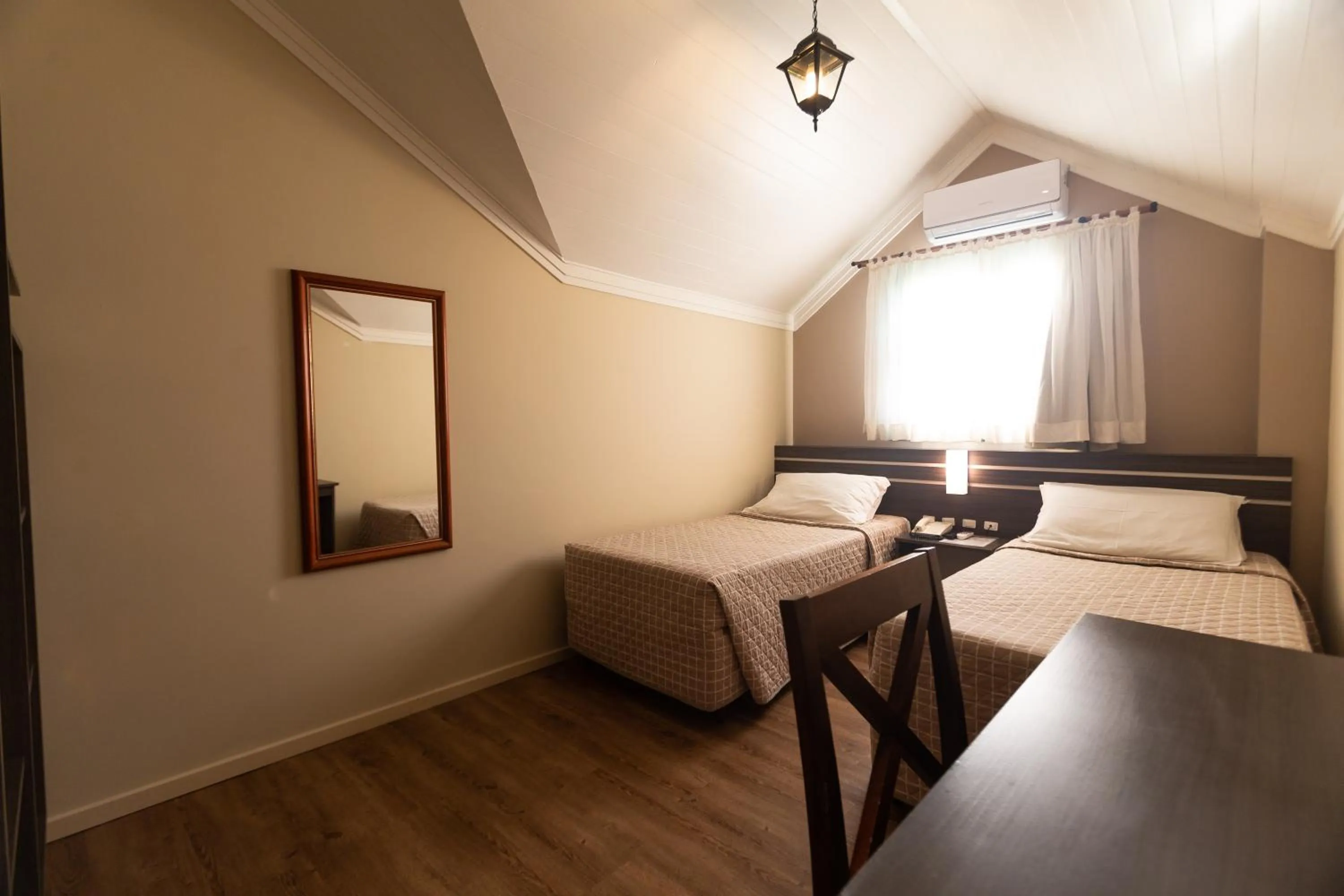 Photo of the whole room, Bed in Bristol Sabrina Hotel de Charme Joinville