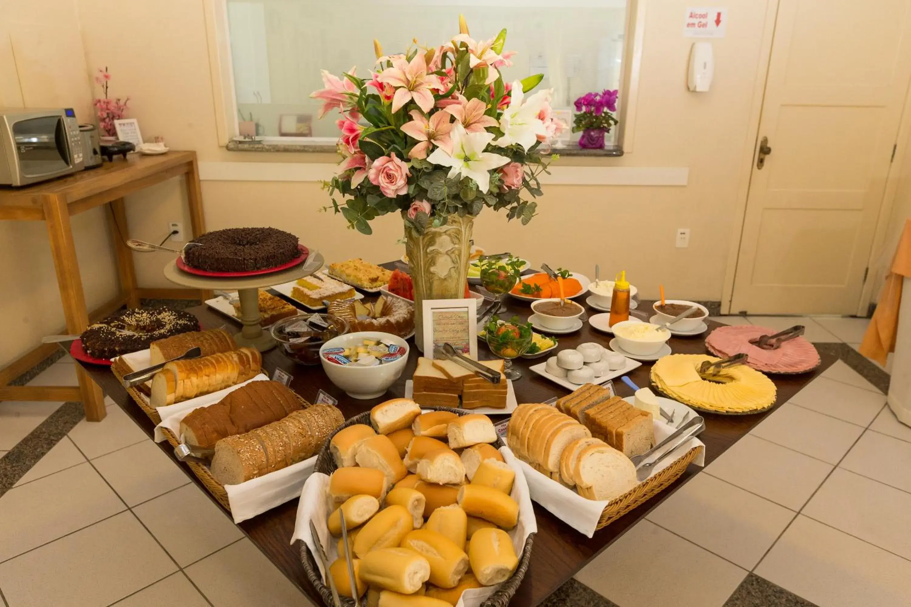 Breakfast in Bristol Sabrina Hotel de Charme Joinville Breakfast in Bristol Sabrina Hotel de Charme Joinville