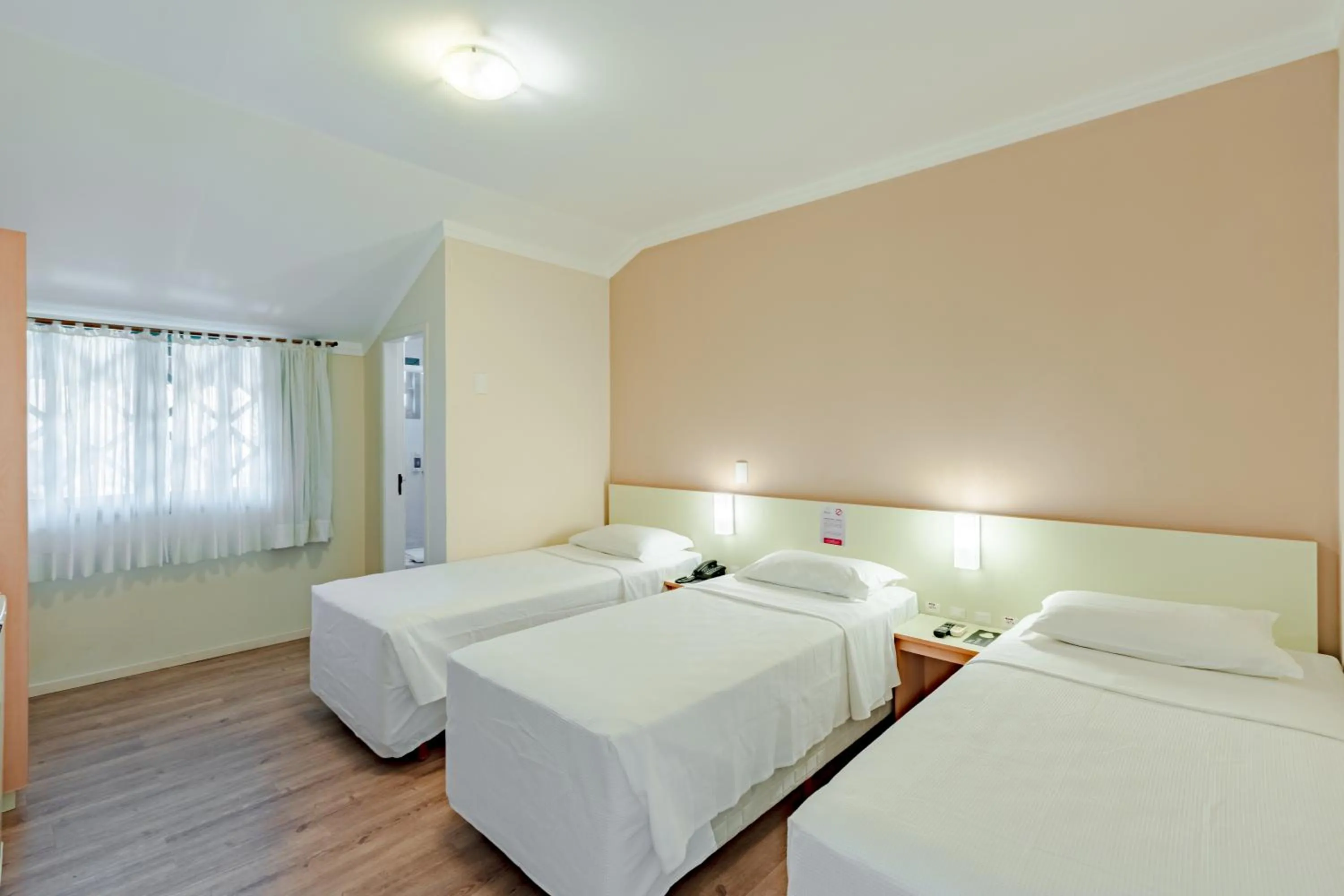 Photo of the whole room, Bed in Bristol Sabrina Hotel de Charme Joinville