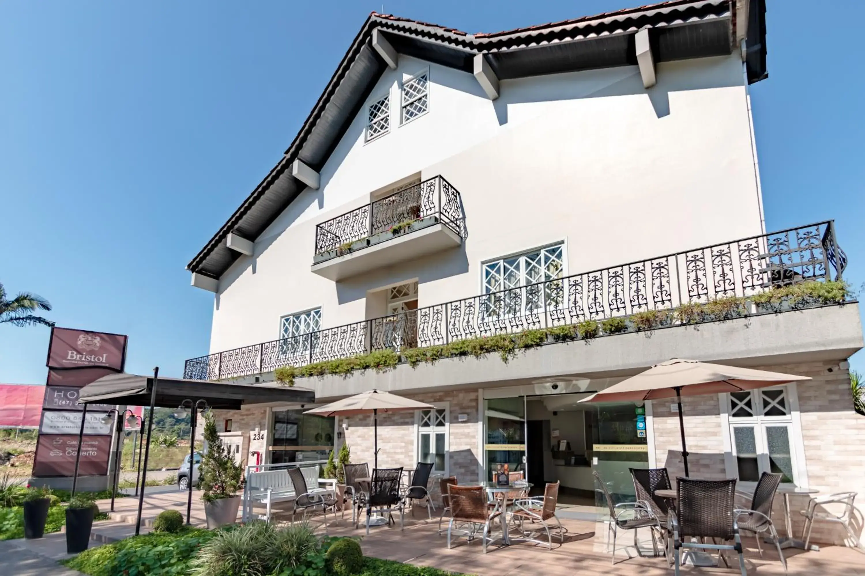 Facade/entrance in Bristol Sabrina Hotel de Charme Joinville Facade/entrance in Bristol Sabrina Hotel de Charme Joinville