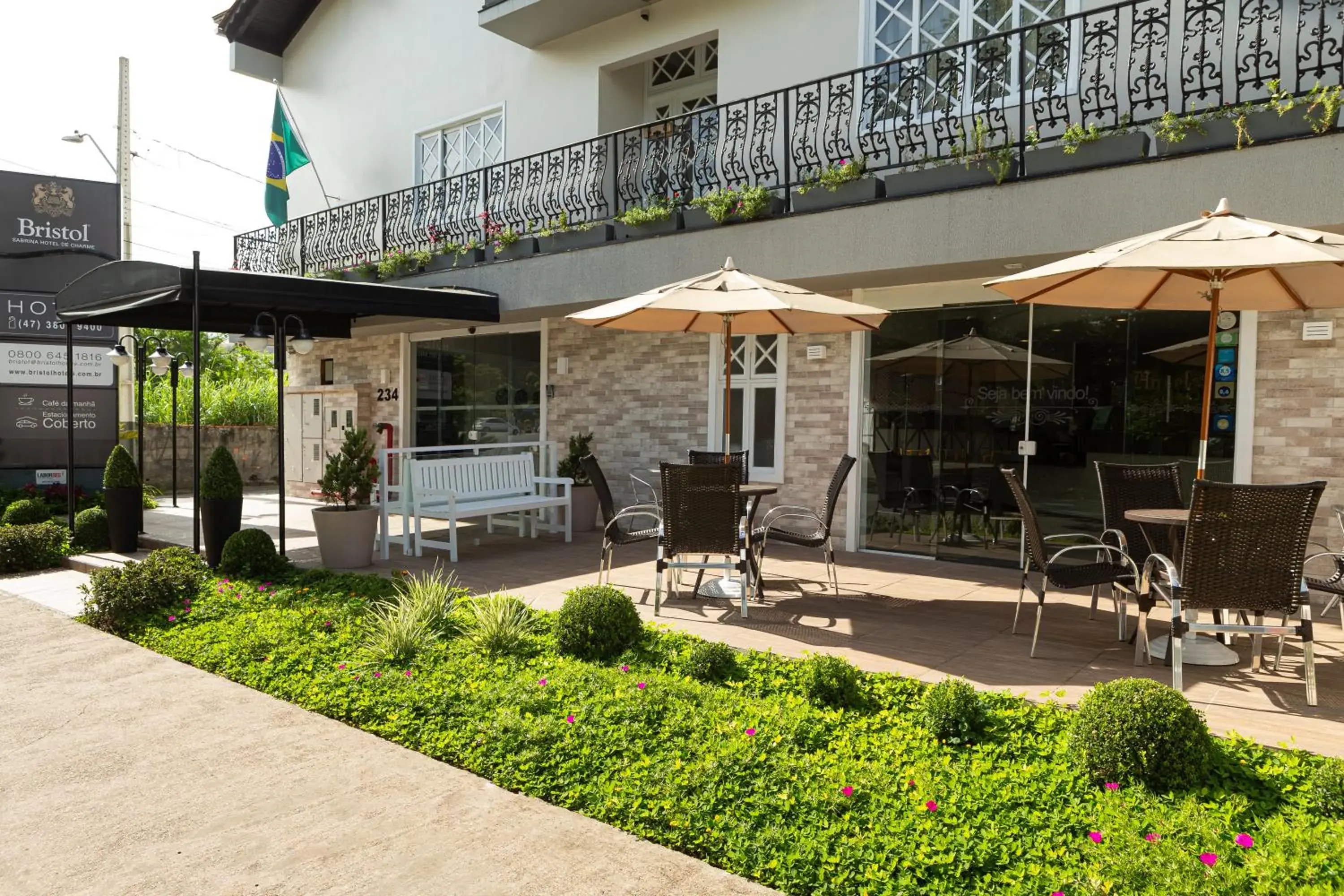 Property building in Bristol Sabrina Hotel de Charme Joinville Property building in Bristol Sabrina Hotel de Charme Joinville