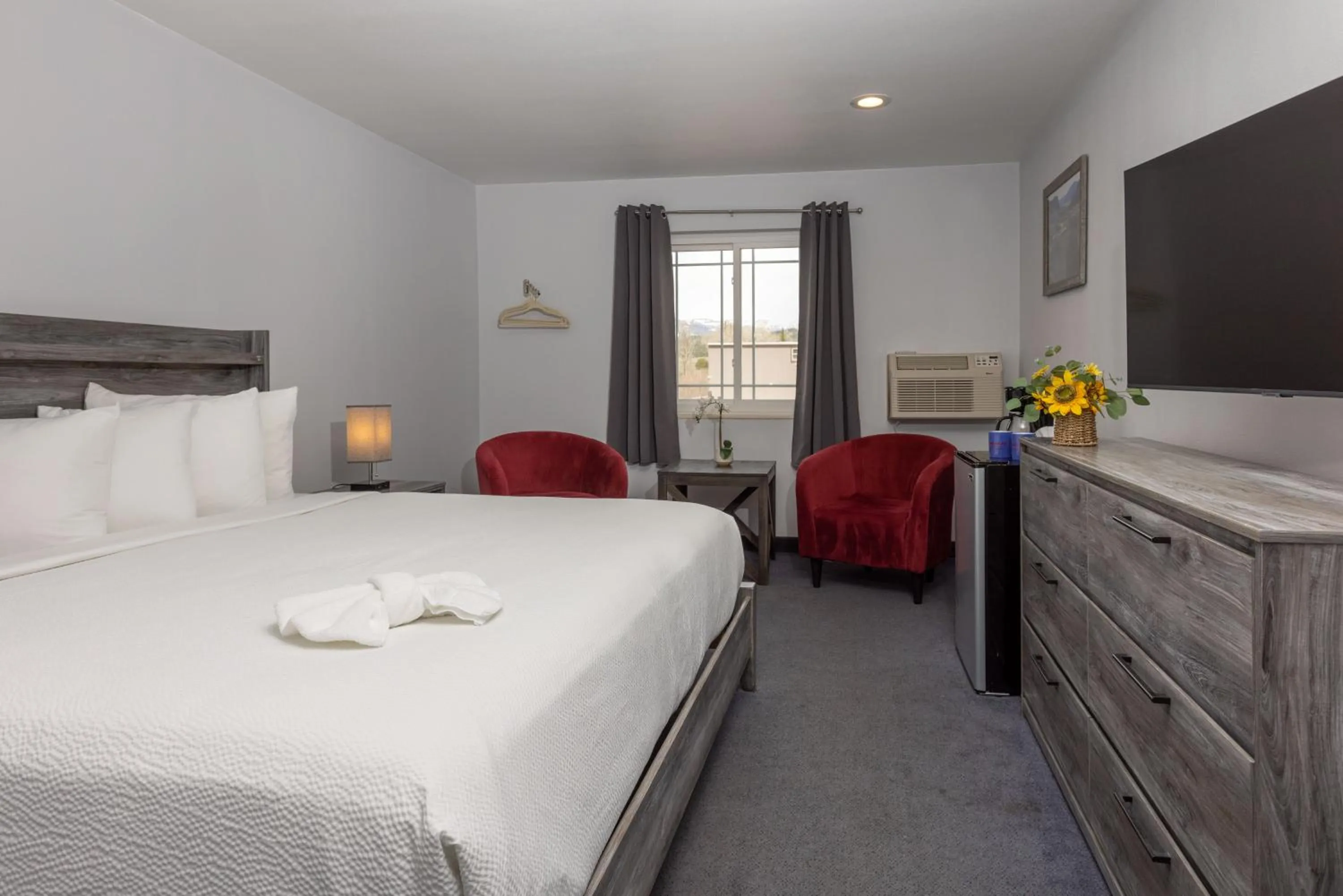 Photo of the whole room, Bed in RiverWalk Inn